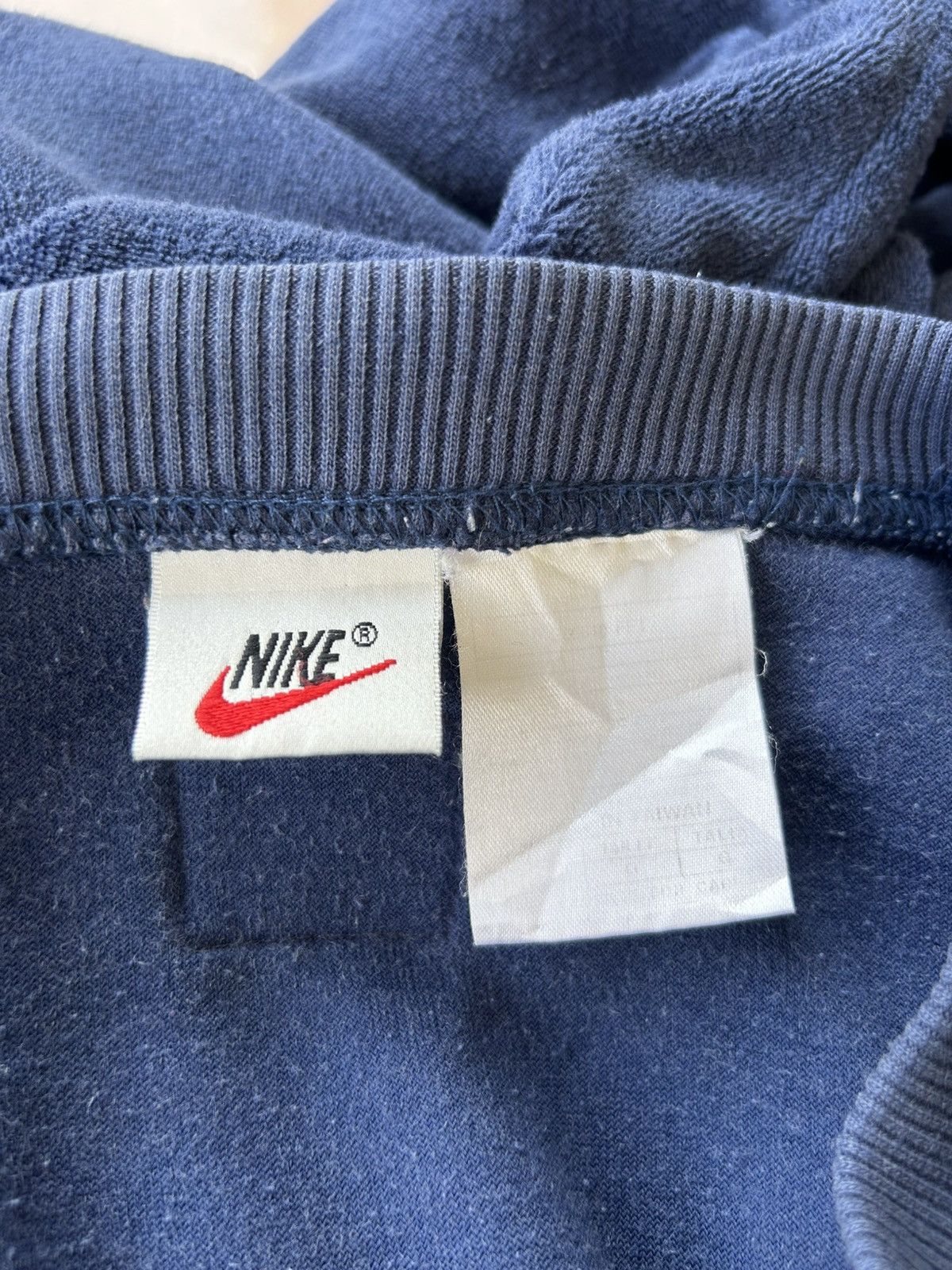 Nike Vintage 90’s Nike White Tag Center Swoosh Velvet Sweatshir Size US L / EU 52-54 / 3 - 10 Thumbnail