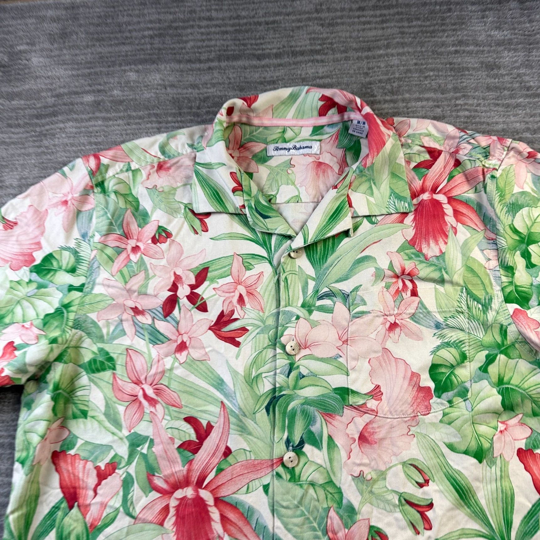 Tommy Bahama Tommy Bahama Shirt Mens Medium Green Hibiscus Silk Button-Up Short Sleeve Collared Floral Pattern Vintage: No Size US M / EU 48-50 / 2 - 3 Thumbnail