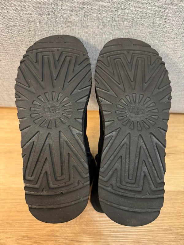 Ugg UGG Classic Short Ugg Rubber Logo Black Winter Boots size 39 Size US 8 / IT 38 - 10 Thumbnail