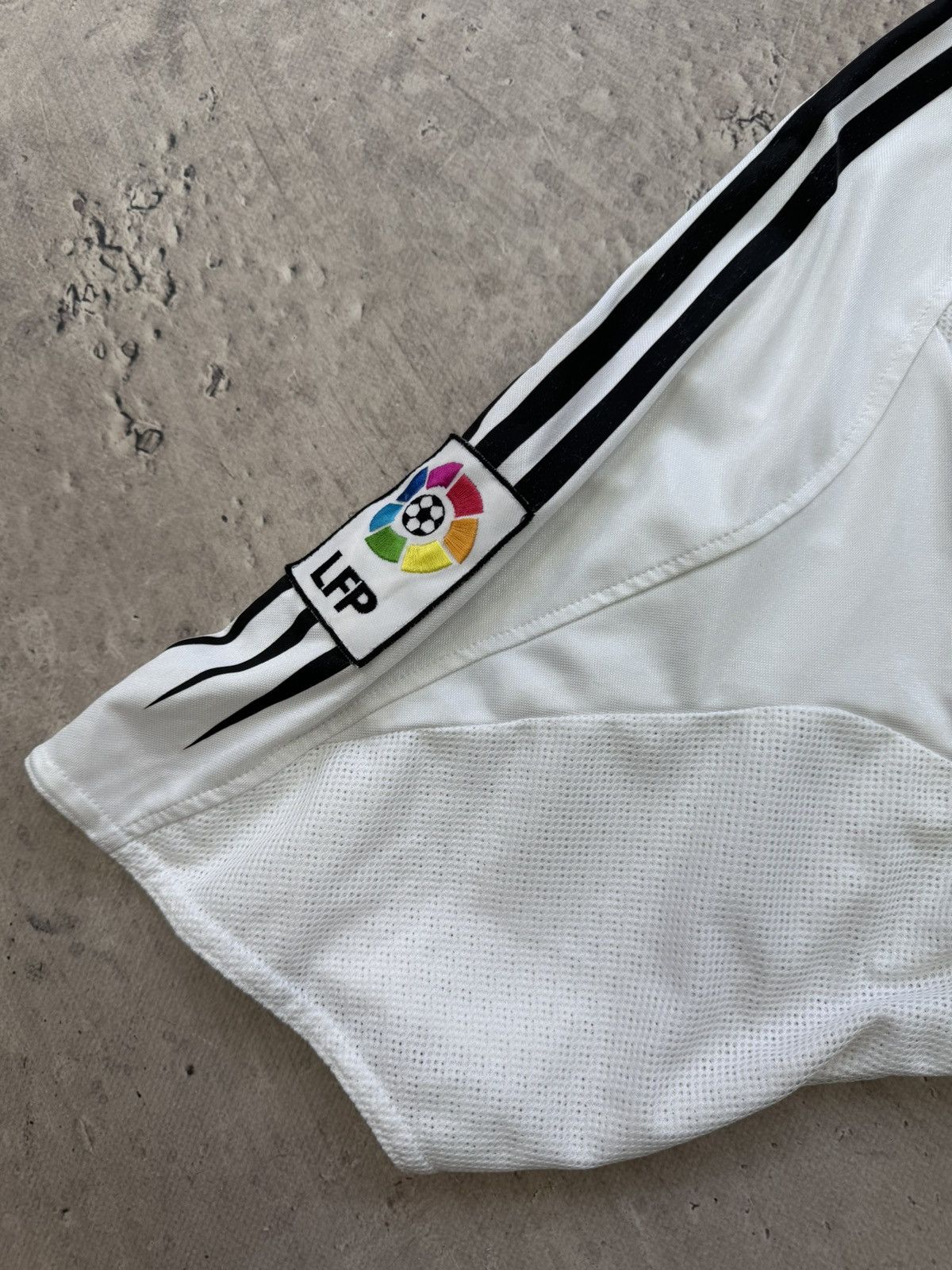 Adidas BLOCKCORE💯💯Adidas Y2K Real Madrid 2004-05 Home jersey Size US L / EU 52-54 / 3 - 6 Thumbnail