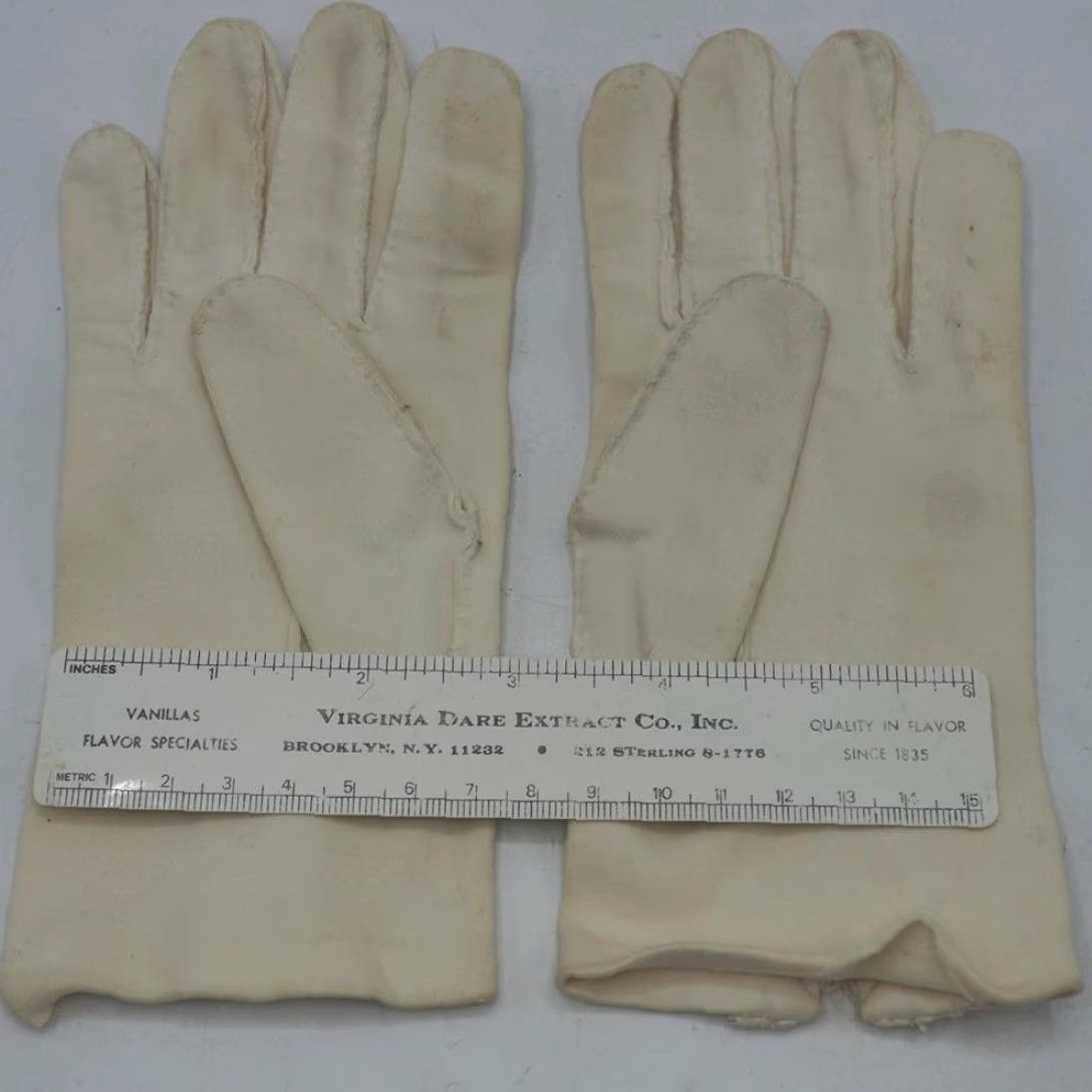 Vintage VINTAGE Ladies White Fabric Church Gloves Womens (One Size) Gloves Womens White Fabric Church Gloves Women - Mens? Size ONE SIZE - 3 Thumbnail