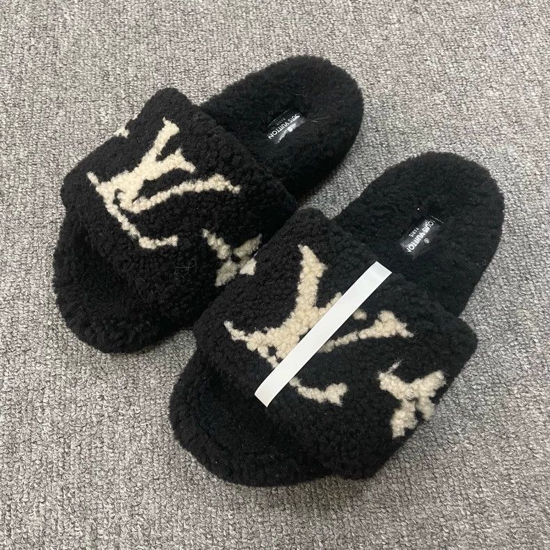 LOUIS VUITTON Flat Thong Slippers
