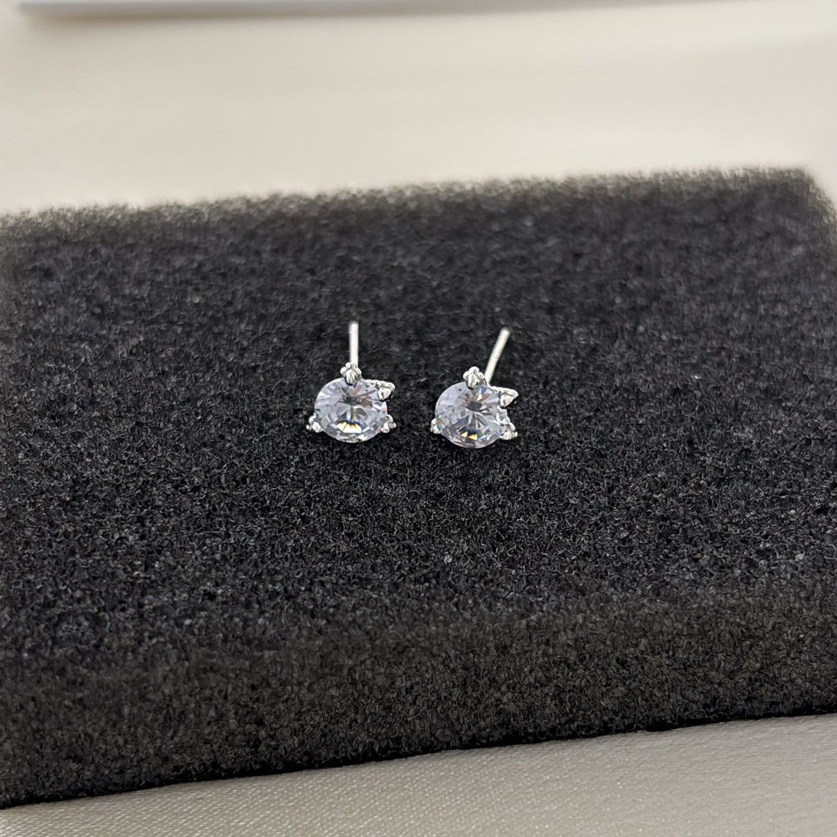 Other 6mm Dragon Claw CZ Stud Earrings for Men Women Streetwear Size ONE SIZE - 2 Thumbnail