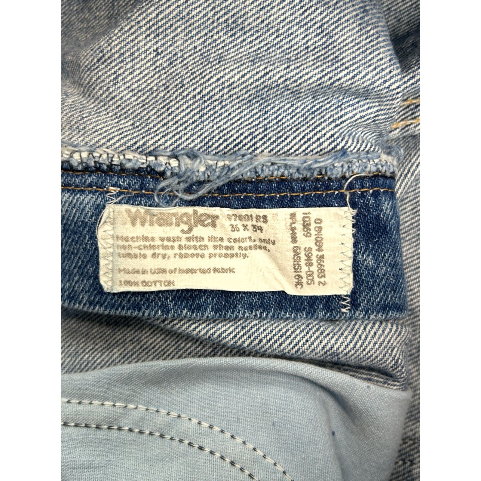 Wrangler VINTAGE Wrangler Jeans Mens 36 x 34 Distressed Workwear Cowboy Cut 90s Light Jeans Mens 36 Blue Cowboy Size US 36 / EU 52 - 4 Thumbnail