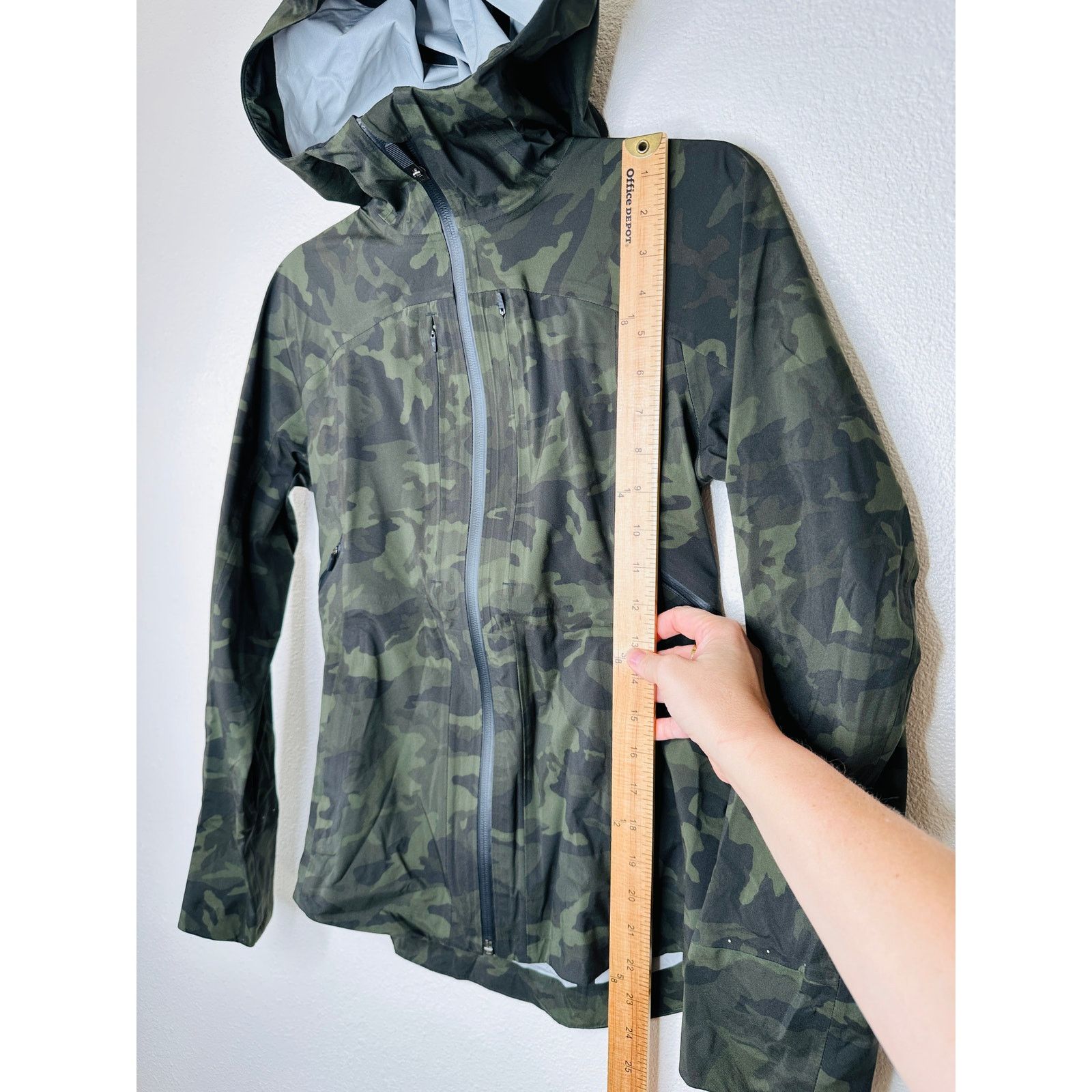 Lululemon Lululemon Olive Green & Black Camo Front Zip Hooded Jacket 2 Size XS / US 0-2 / IT 36-38 - 9 Thumbnail