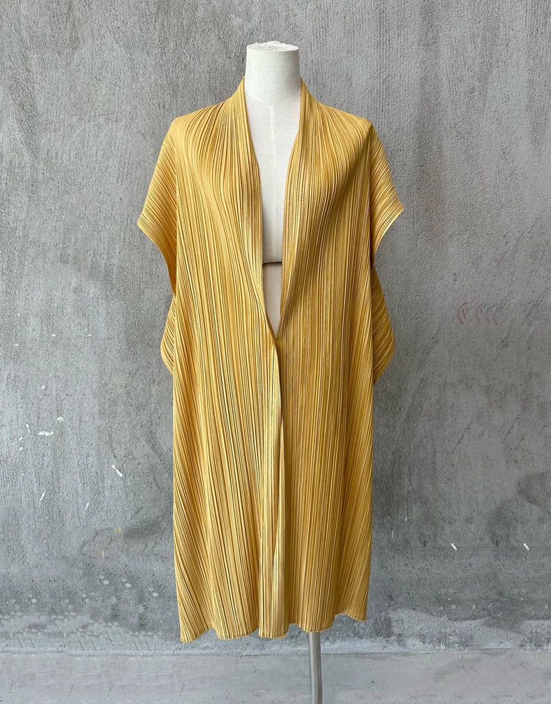 Issey Miyake Issey Miyake size:one size Yellow shiny shawl scarf pleate Size XS / US 0-2 / IT 36-38 - 1 Thumbnail