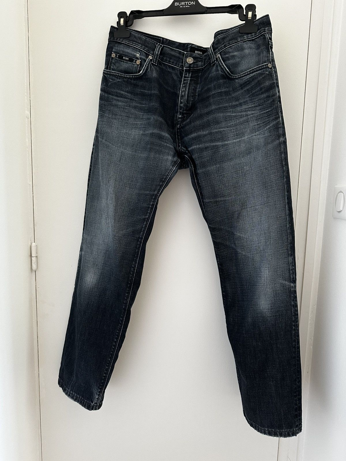 Hugo Boss Hugo Boss straight fit jeans in dark wash denim Size US 34 / EU 50 - 1 Thumbnail