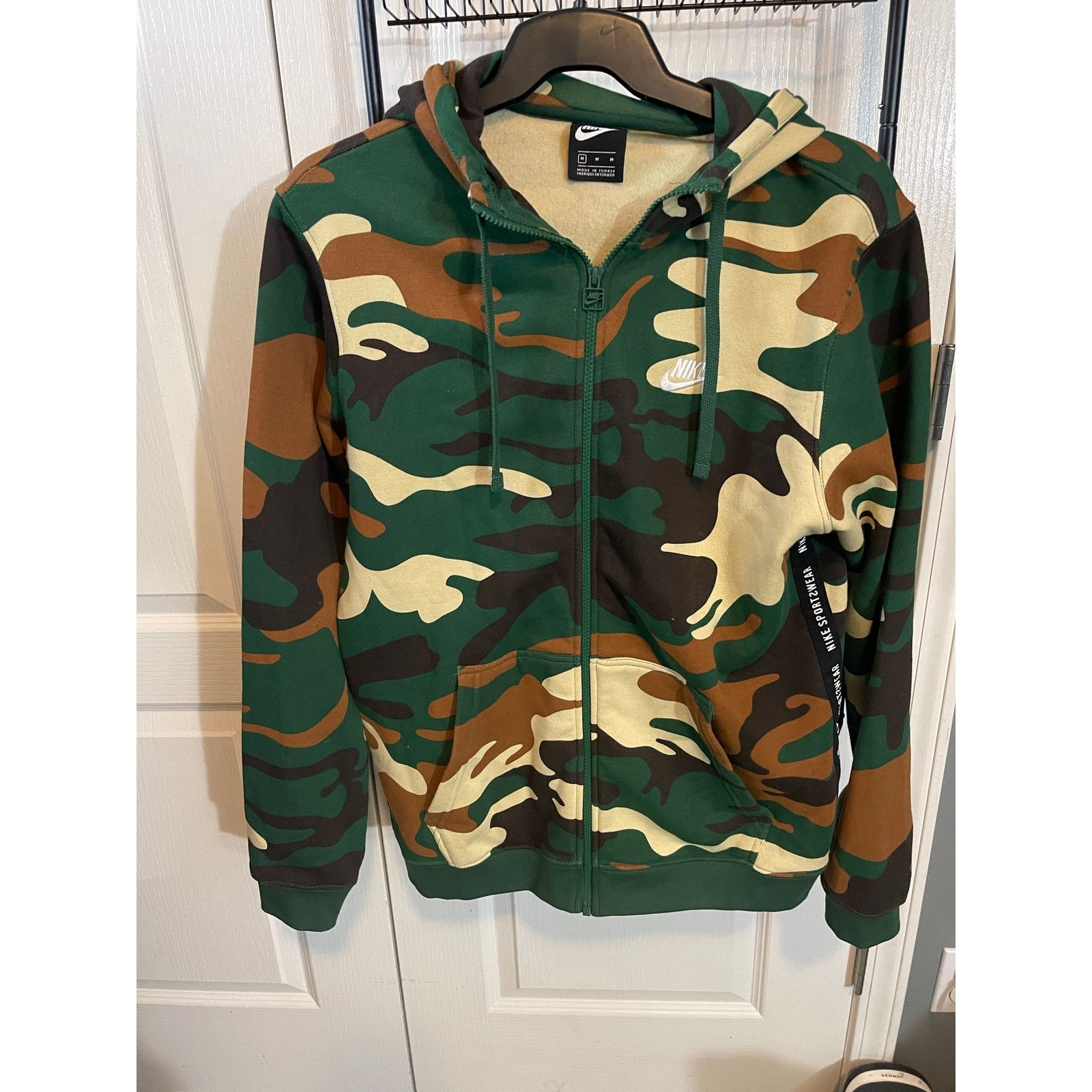 Nike NIKE AV5940-341 SPORTSWEAR JACKET: GREEN CAMO MEN SIZE M Size US M / EU 48-50 / 2 - 2 Thumbnail