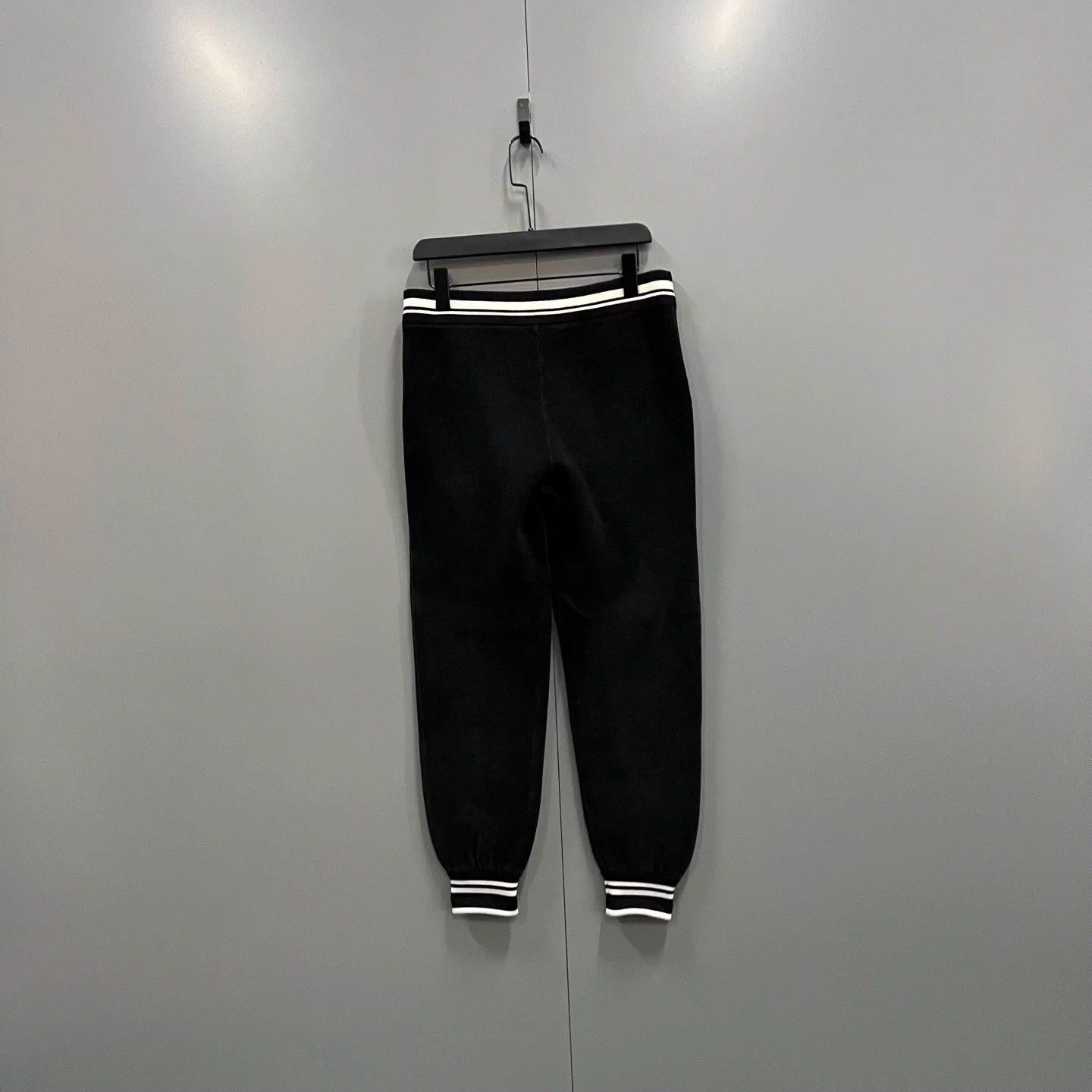 Louis Vuitton Louis Vuitton lv embroidered logo black sweatpants S 95new Size 27" / US 4 / IT 40 - 2 Thumbnail