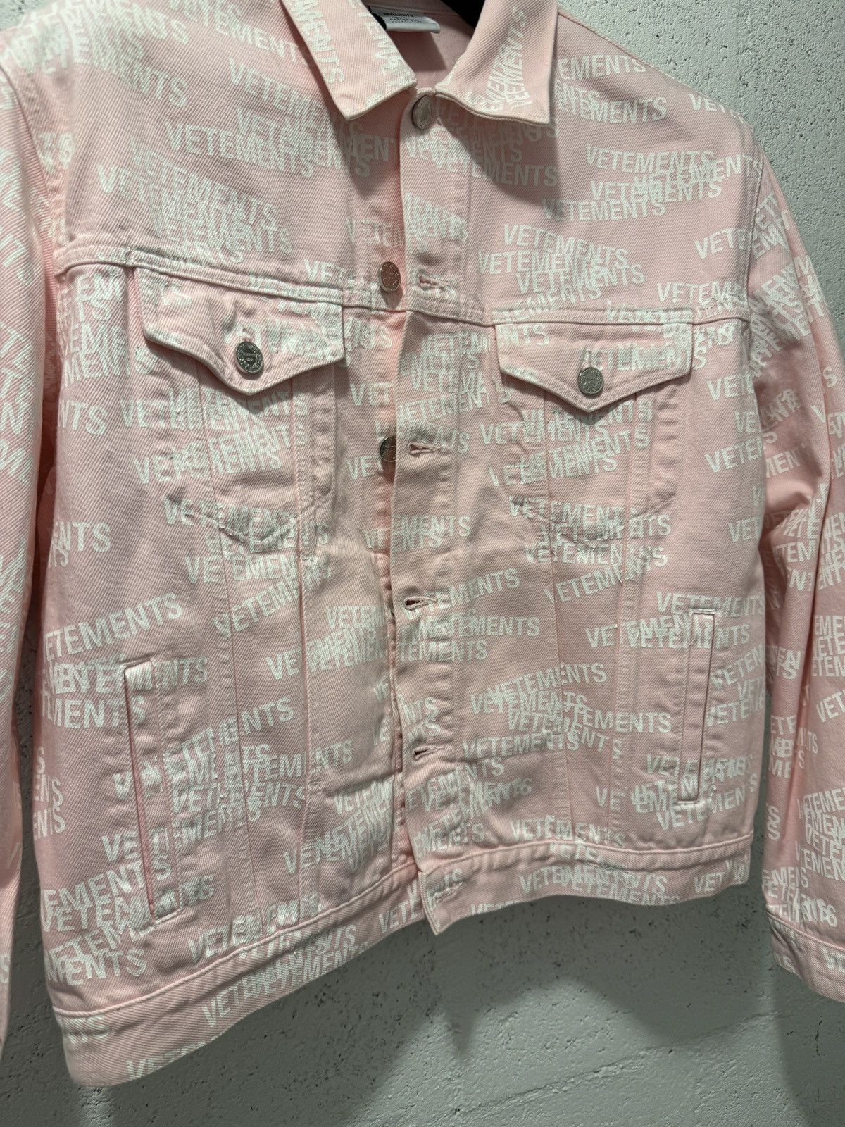 Vetements *RARE* VETEMENTS GVASALIA STAMP AOP DENIM JACKET Size US M / EU 48-50 / 2 - 5 Thumbnail