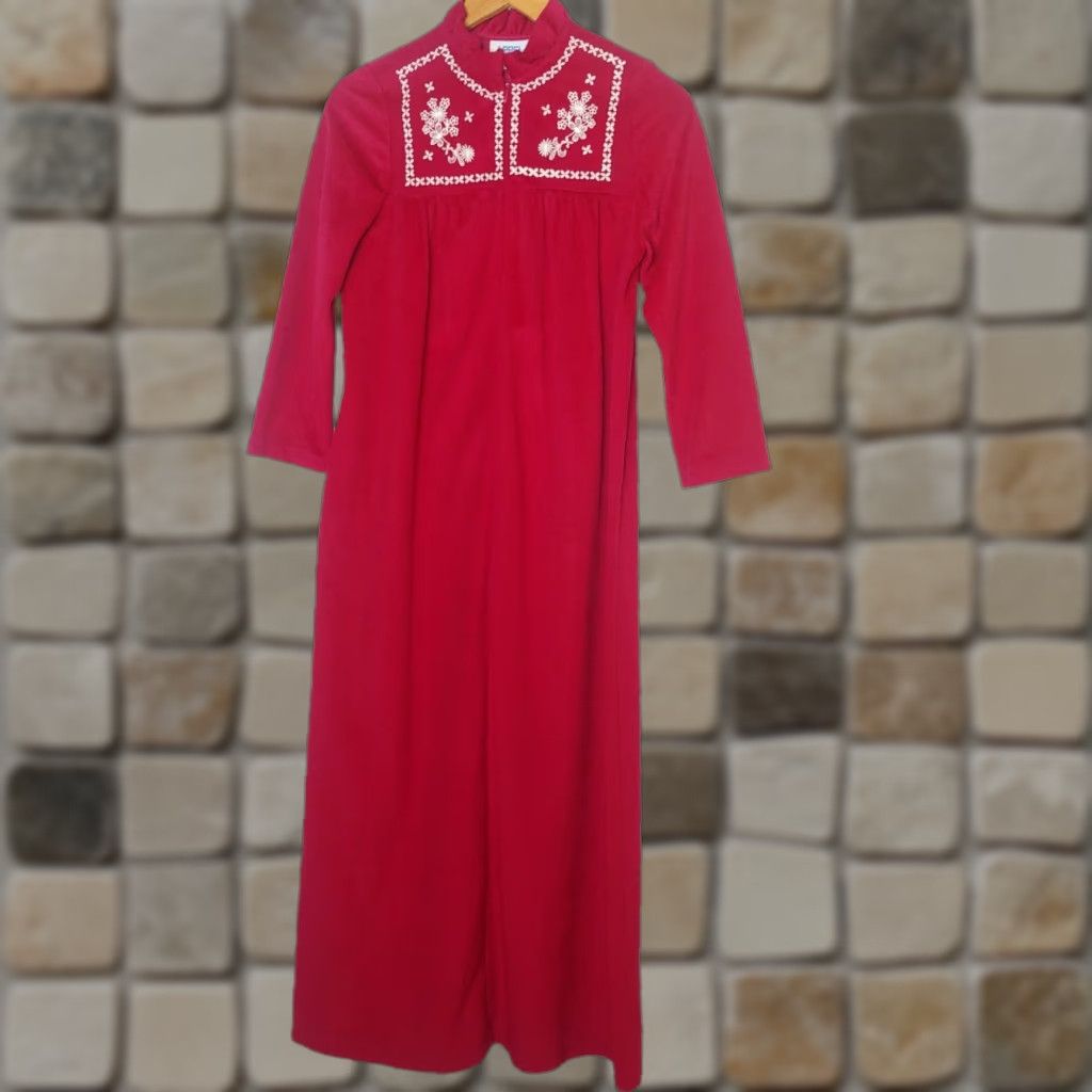 Pinko Vintage Magenta Embroidered Flower Kimono Style Women's Robe Size S User: Vintage Magenta Embroidered Flower Kimono Style Women's Robe Size S Size ONE SIZE - 1 Thumbnail