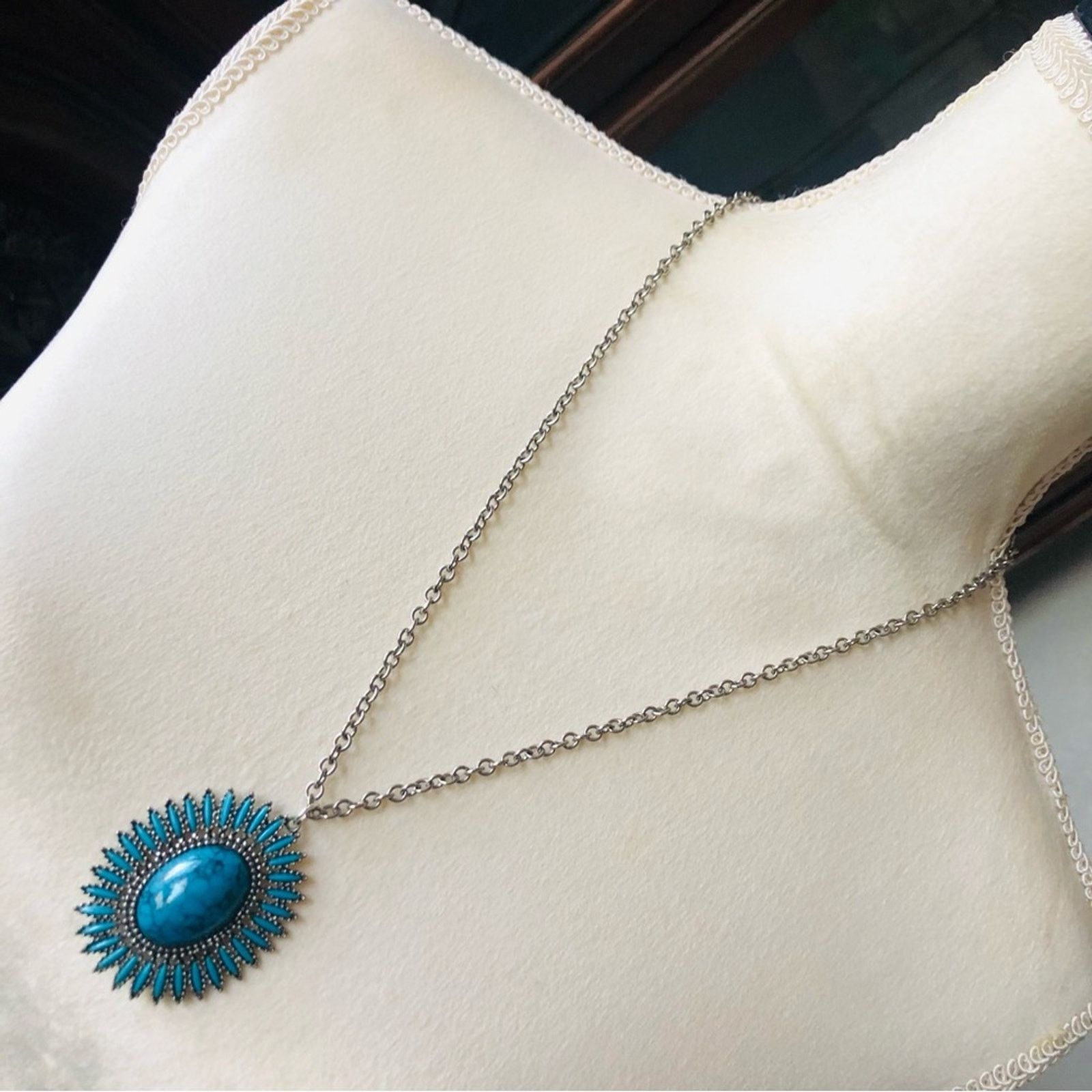 Vintage Vintage Celebrity southwest style pendant on chain necklace Size ONE SIZE - 1 Thumbnail