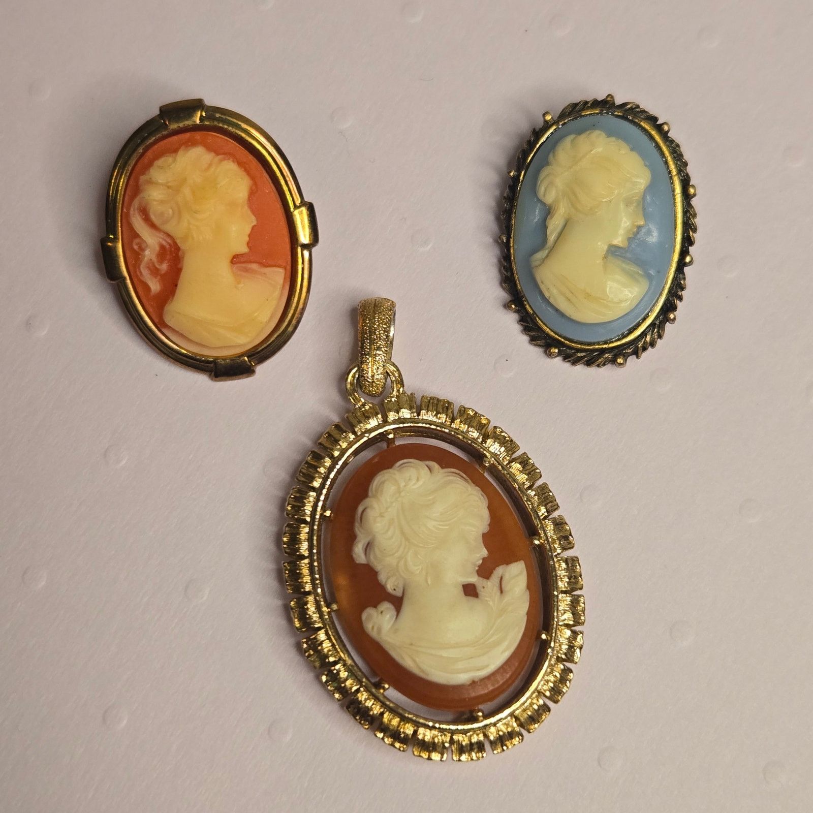 Vintage Vintage Cameo Brooch Pendant Ornate Gold Tone Frame Estate Size ONE SIZE - 8 Thumbnail