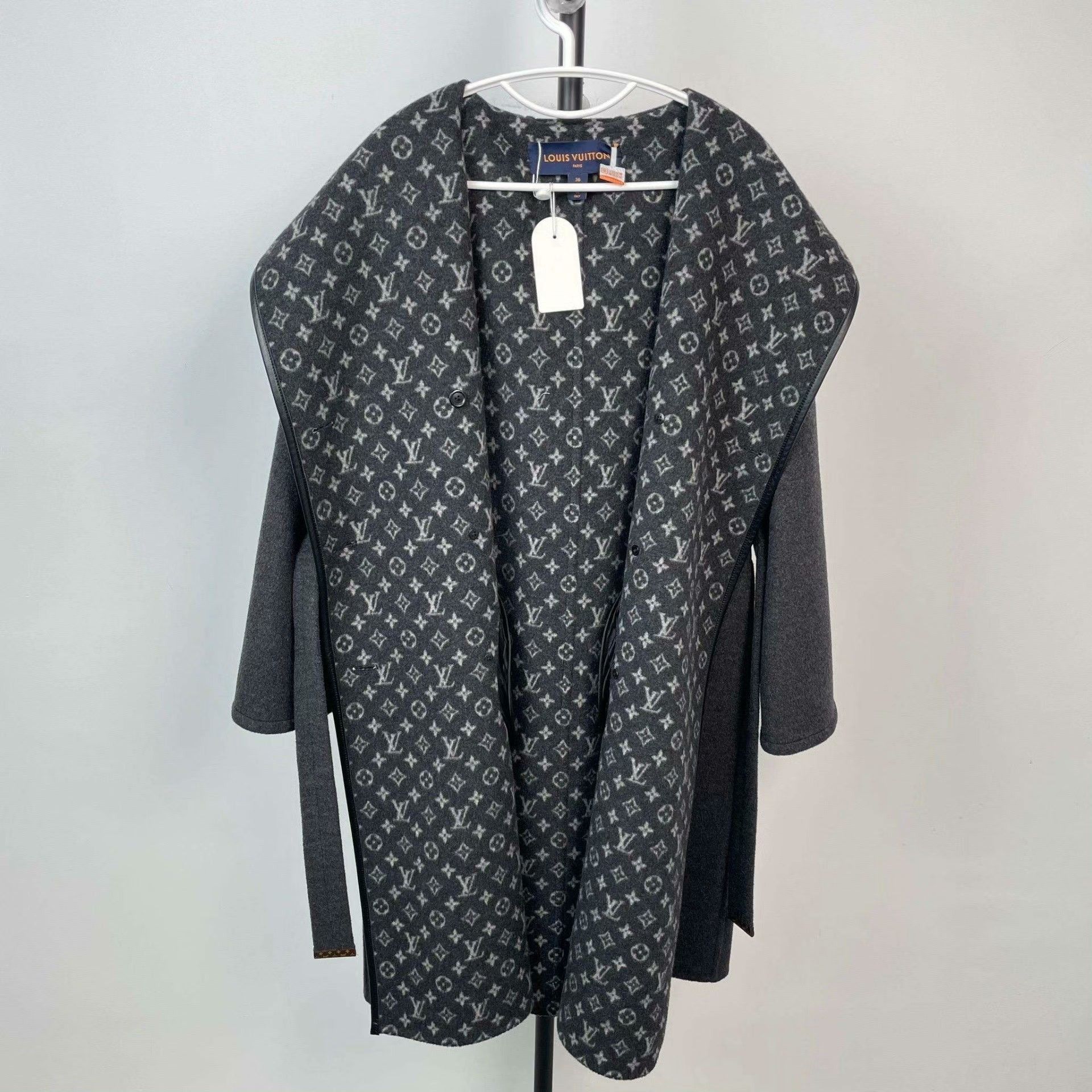 Louis Vuitton Louis Vuitton Gray Heavy Coat 36 Men Size US S / EU 44-46 / 1 - 1 Thumbnail