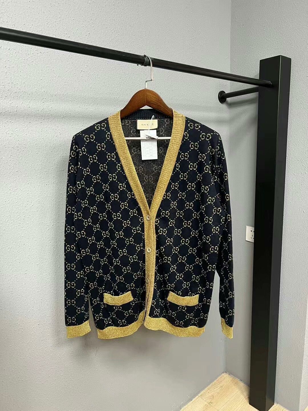 Gucci gucci gold logo cardigan in size large Size L / US 10 / IT 46 - 1 Thumbnail