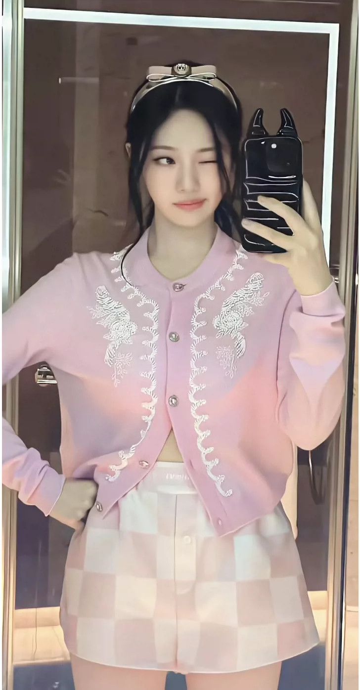 Versace Versace Pink pearl cardigan Size M / US 6-8 / IT 42-44 - 9 Thumbnail