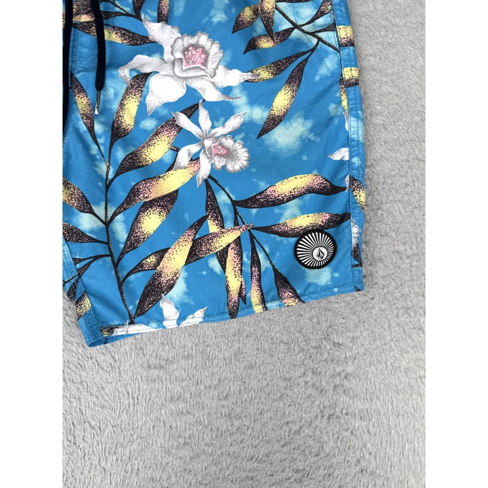 Volcom Volcom Shorts Mens S Blue Floral 6 Inseam Quick Dry Beach Swim Gym Elastic Drawstring Pockets Tropical 90s? Size US 29 - 2 Thumbnail