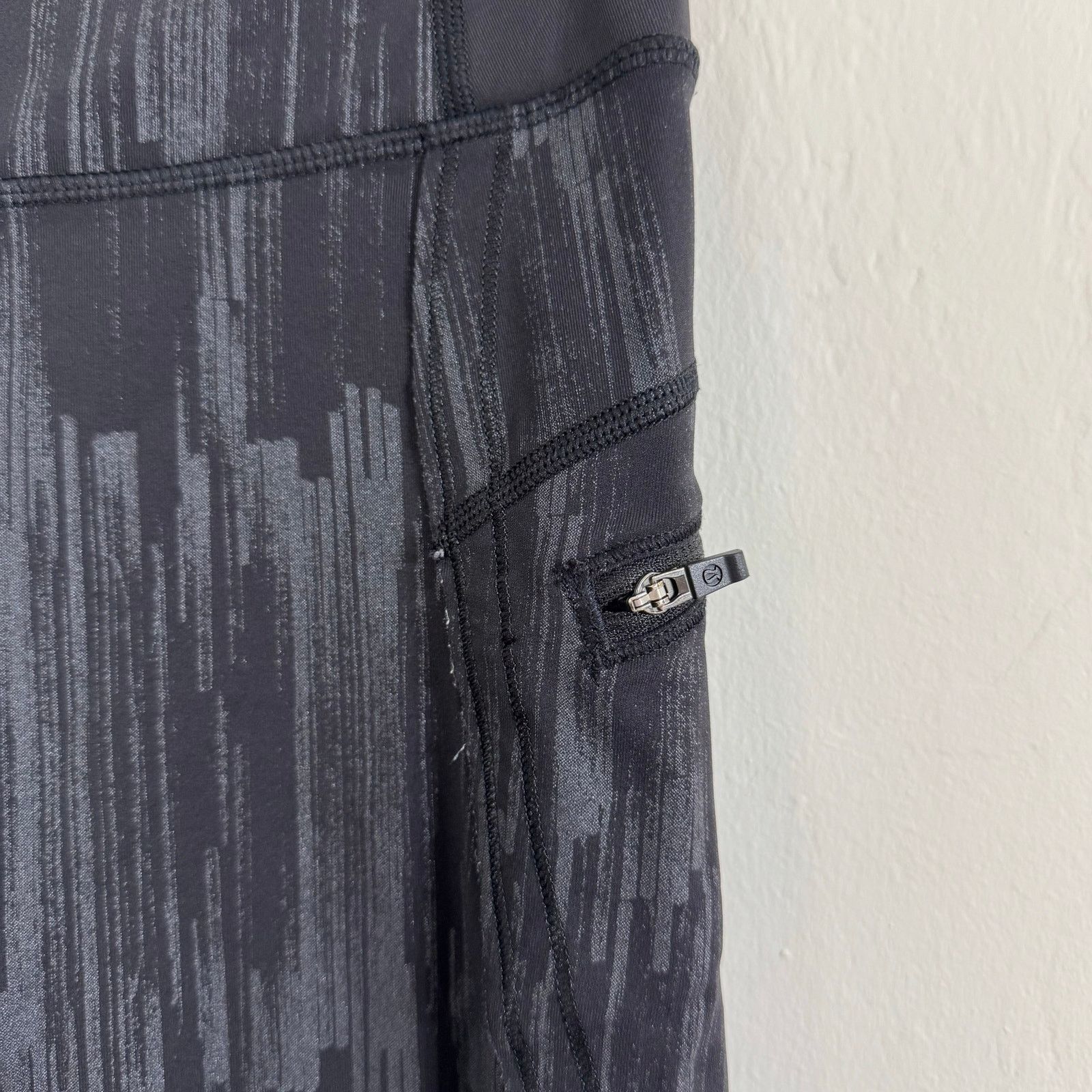 Lululemon Lululemon Run: Top Speed Crop Scratch Match Black Multi Sz 6 Size 28" / US 6 / IT 42 - 3 Thumbnail