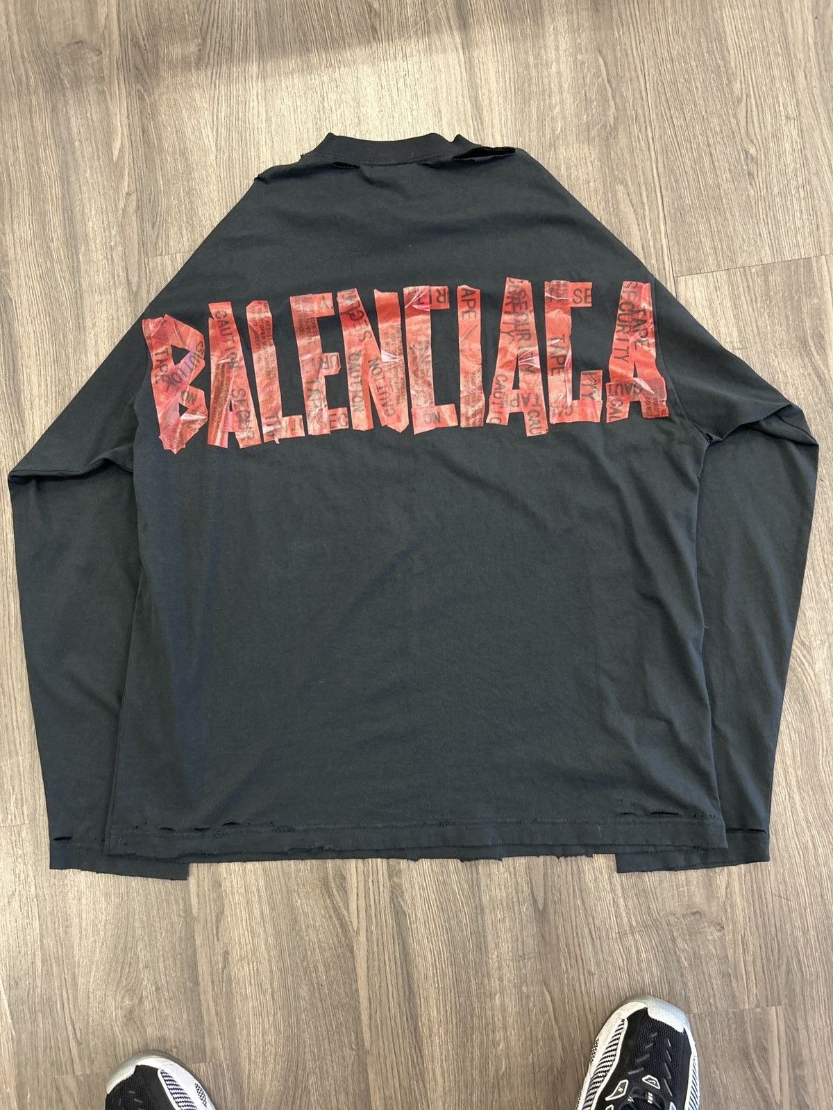 Balenciaga MEN'S SECURITY TAPE LOGO LONG SLEEVE OVERSIZED Size US S / EU 44-46 / 1 - 1 Thumbnail