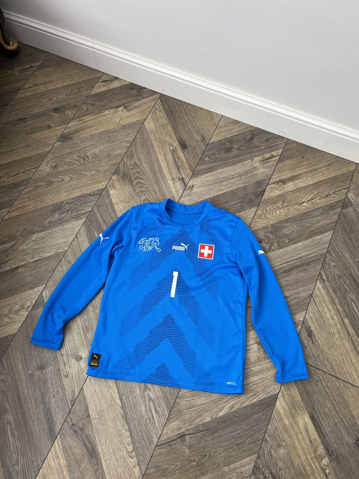Puma Vintage Sommer Switzerland National Team Kids Jersey Size US XS / EU 42 / 0 - 5 Thumbnail