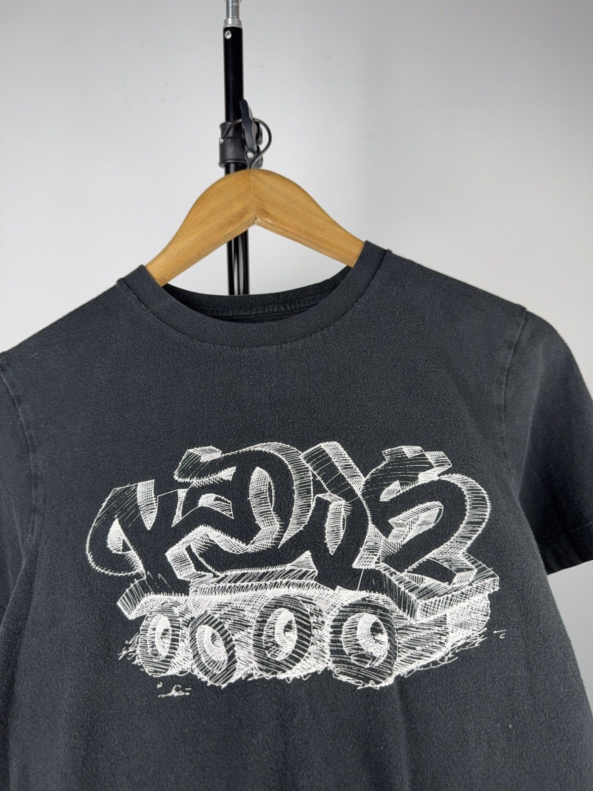 Uniqlo 00s Uniqlo UT KAWS SKATE SK8 Logo Graphic T-Shirt Black XS Size US XS / EU 42 / 0 - 6 Thumbnail