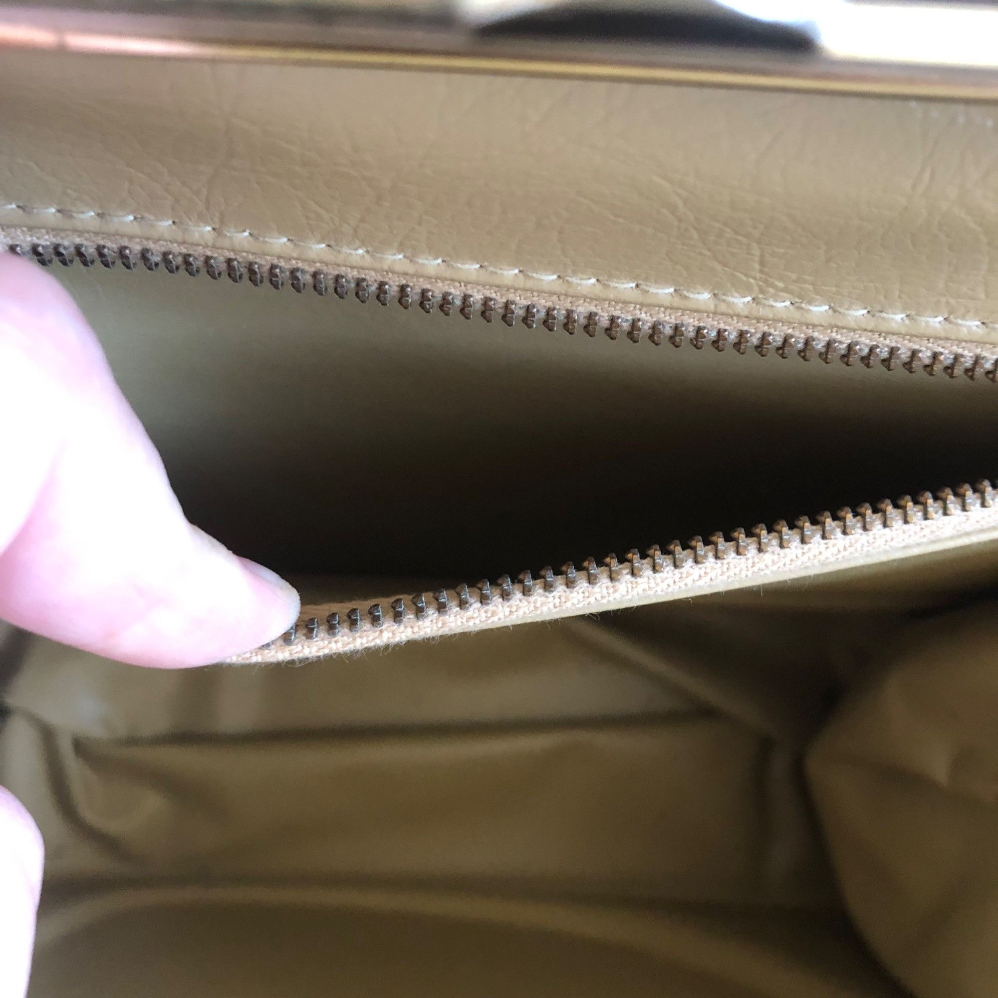 Vintage Vintage Aina Patent Leather Gold Hardware Frame Handbag Size ONE SIZE - 9 Thumbnail