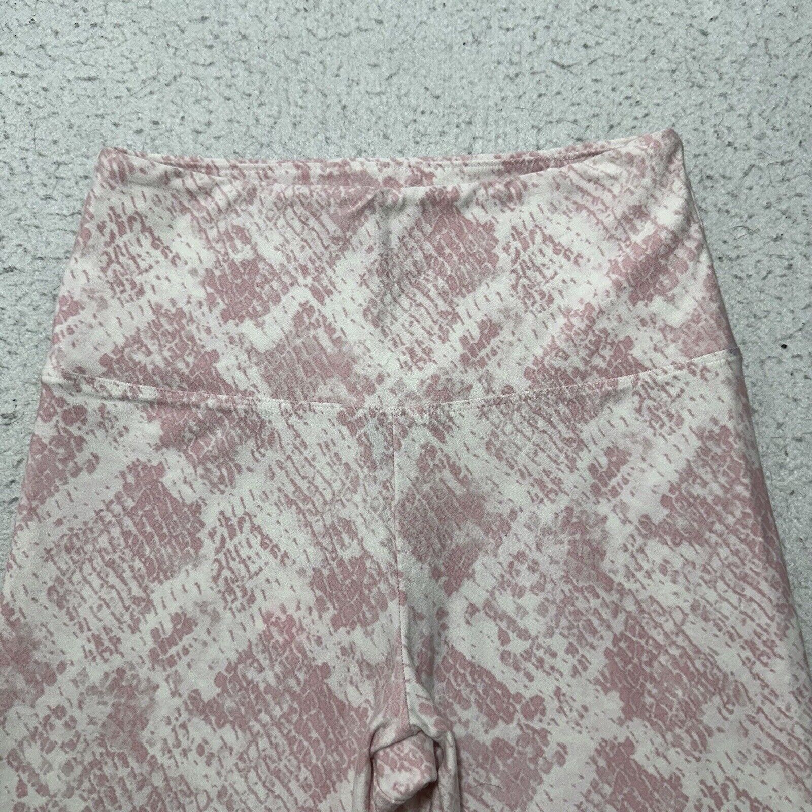 Victoria's Secret Victoria's Secret PINK Yoga Small High Rise Biker Shorts Size 28" / US 6 / IT 42 - 2 Thumbnail