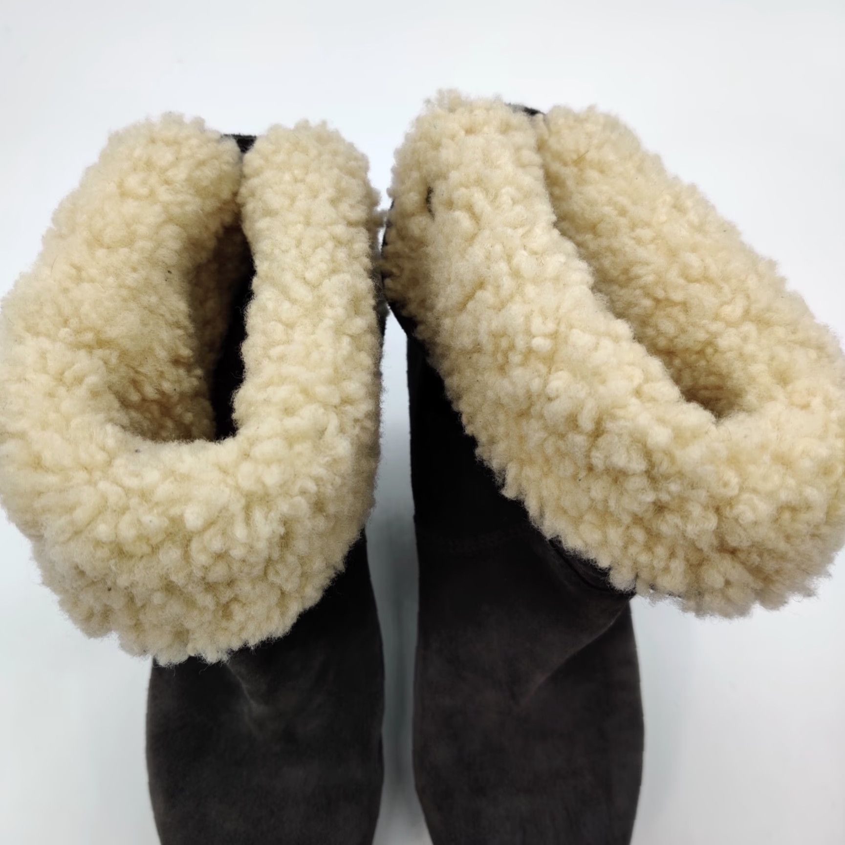 Ugg UGG Womens Lynnea Gray Suede Boots Size 5 Fold Over Sheepskin Shearling Lined Size US 5 / IT 35 - 3 Thumbnail