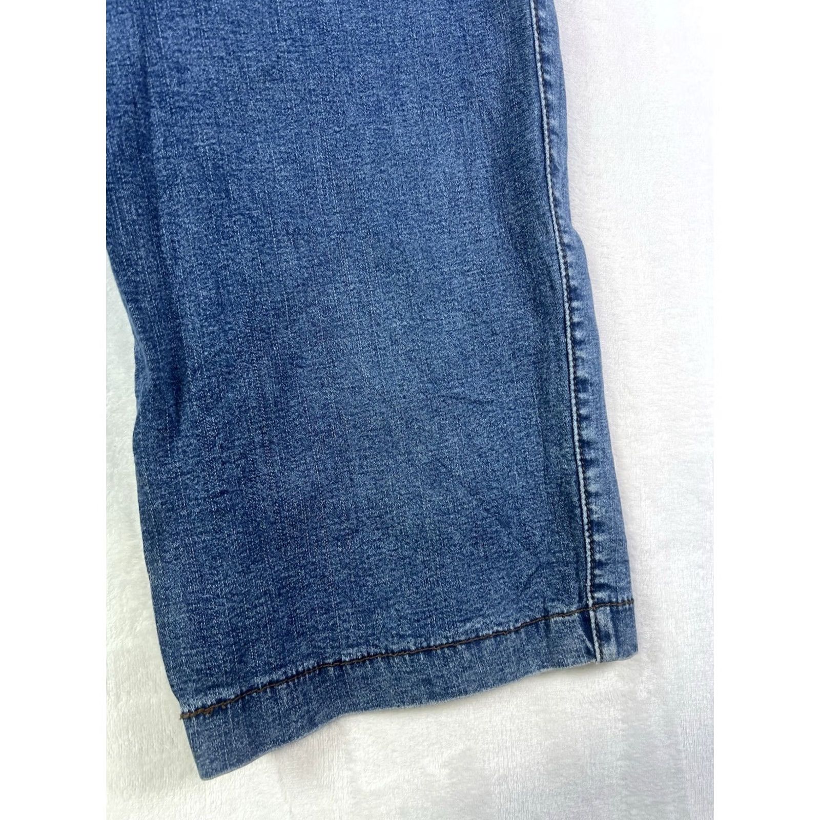 Levi's Levi's 512 Capri Jeans Women's Slimming Size 14 Denim Blue Capri Jeans Capris Slimming Pockets 19 Inseam 30 Waist Denim Blue Size 36" / US 14 / IT 50 - 4 Thumbnail