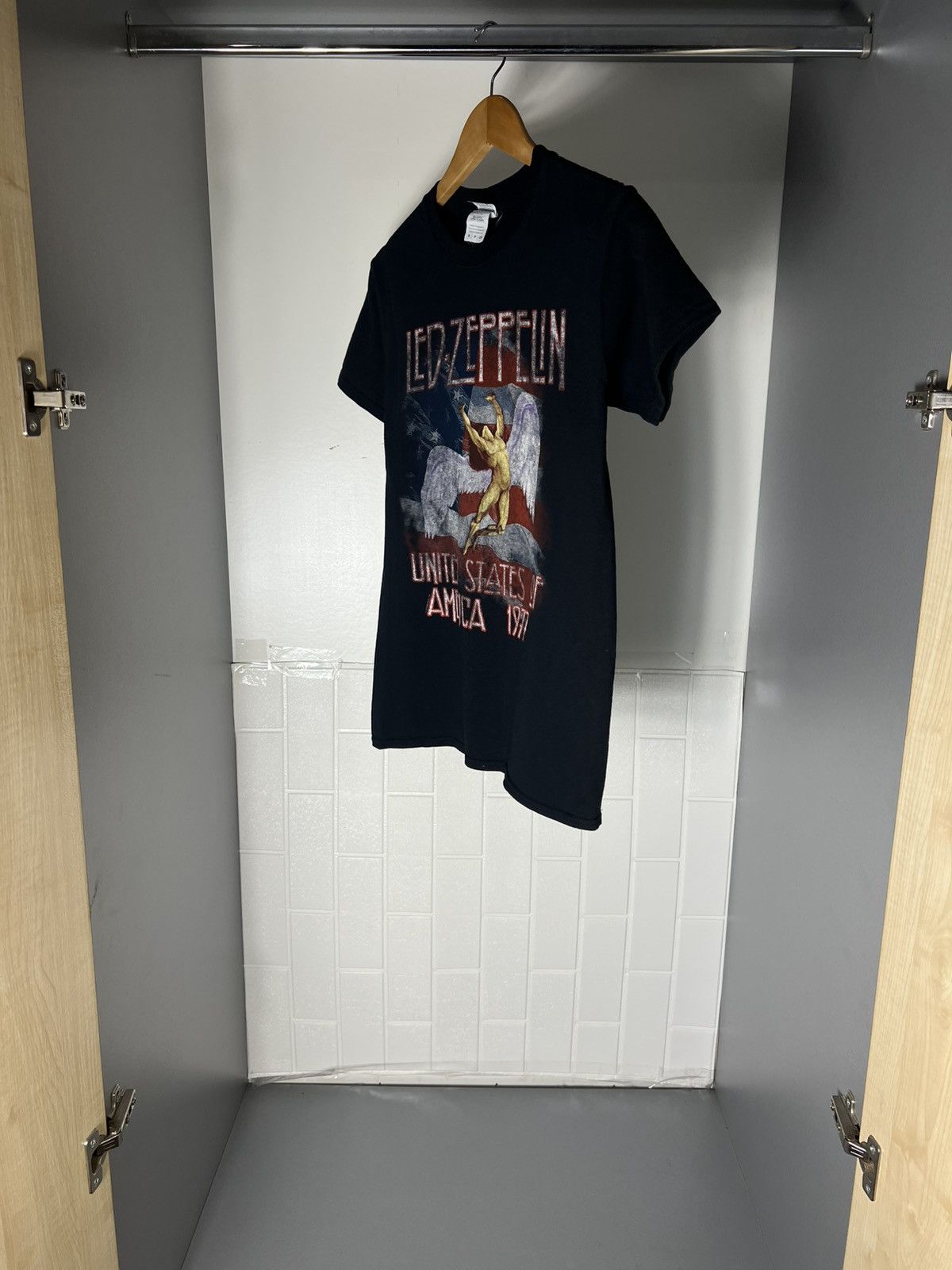Band Tees VINTAGE LED ZEPPELIN WORLD TOUR ROCK T-SHIRT METAL Y2K 90s Size US S / EU 44-46 / 1 - 5 Thumbnail