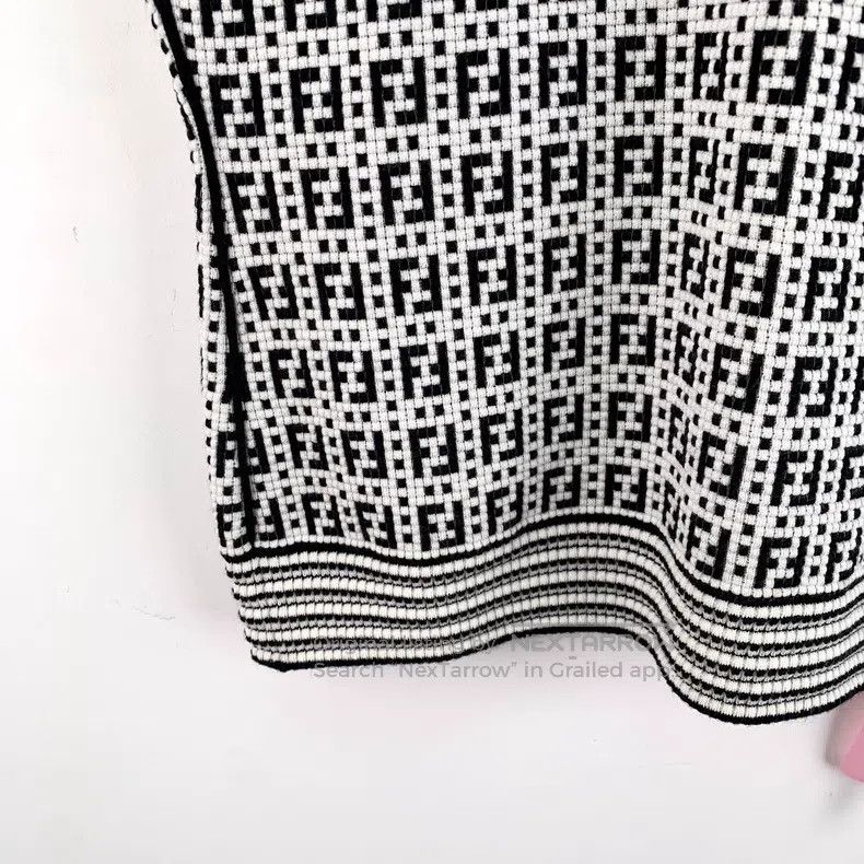 Fendi Fendi Color-Block Logo Letter Full-Print Round Neck Short Size XXS / US 00 / IT 34 - 4 Thumbnail