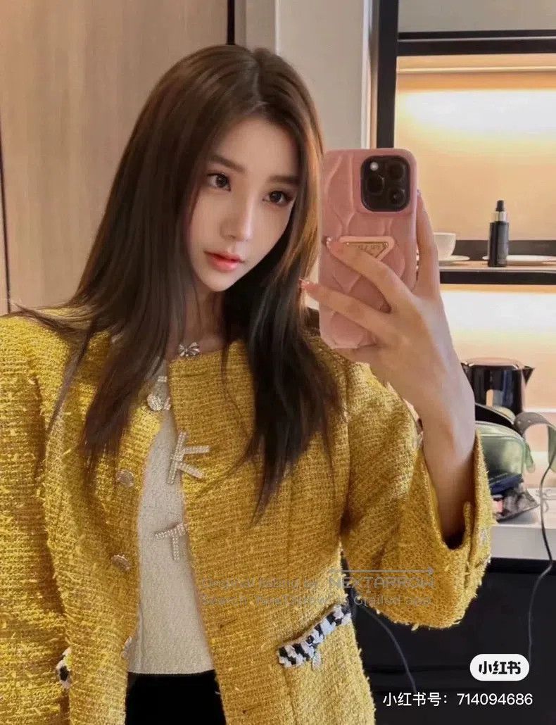 Chanel Chanel 23C gold yellow soft tweed sequin pocket jacket Size XS / US 0-2 / IT 36-38 - 9 Thumbnail