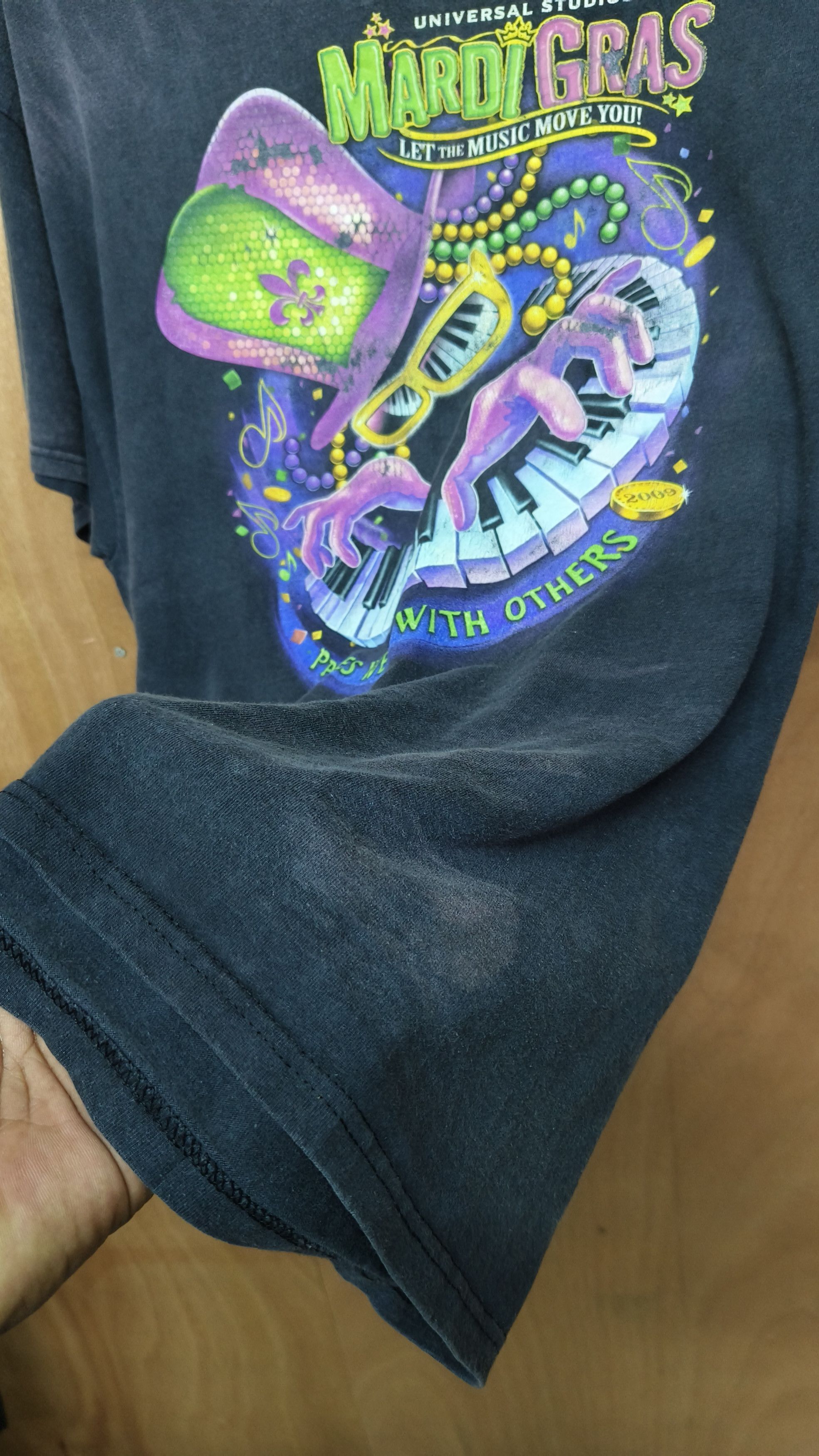 Universal Studios Vintage Black Mardi Gras Universal Studios Tee 2009 faded Size US XL / EU 56 / 4 - 3 Thumbnail