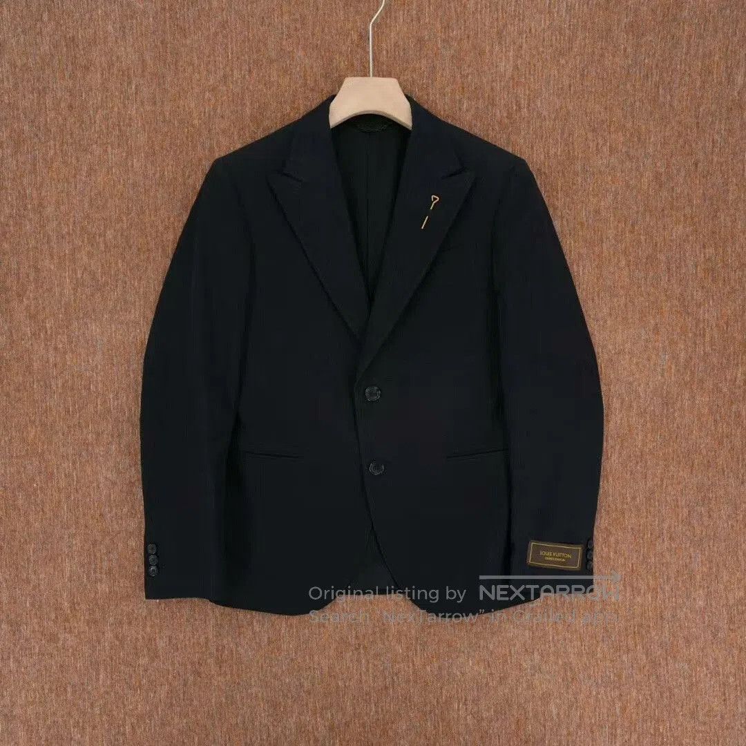 Louis Vuitton louis vuitton black embossed logo jacket. Size US L / EU 52-54 / 3 - 1 Thumbnail
