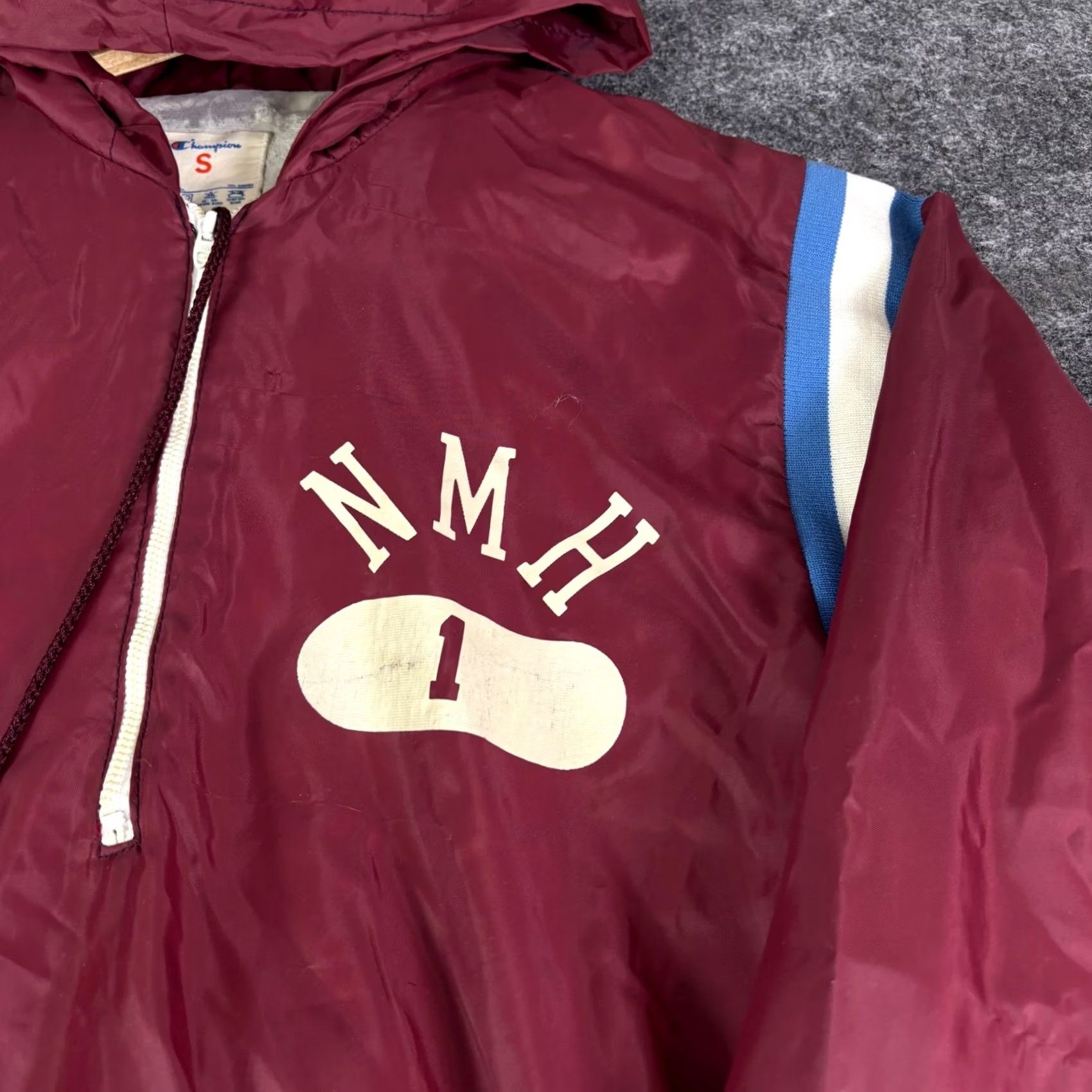Champion VINTAGE Champion Jacket Windbreaker Mens Small Maroon Zip Hooded Size US S / EU 44-46 / 1 - 7 Thumbnail