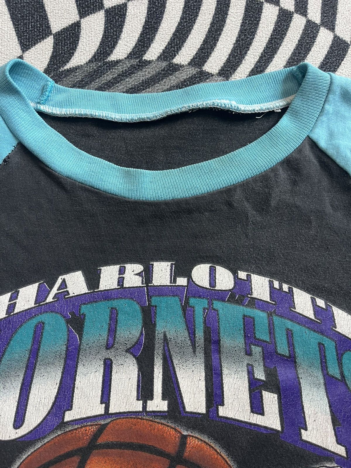 NBA Vintage CHARLOTTE HORNETS NBA 90’s Artwork Tshirt Size US M / EU 48-50 / 2 - 4 Thumbnail