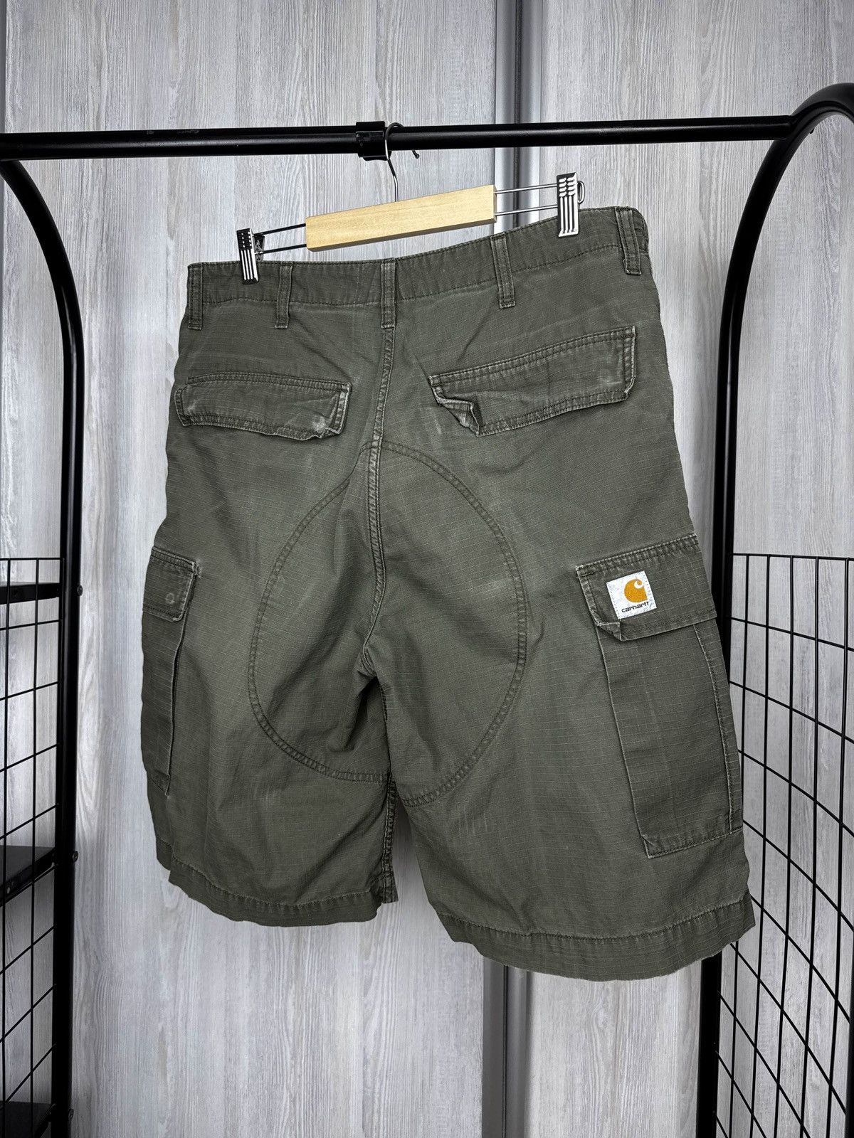 Carhartt Wip Carhartt WIP faded distressed khaki green cargo shorts Size US 32 / EU 48 - 7 Thumbnail
