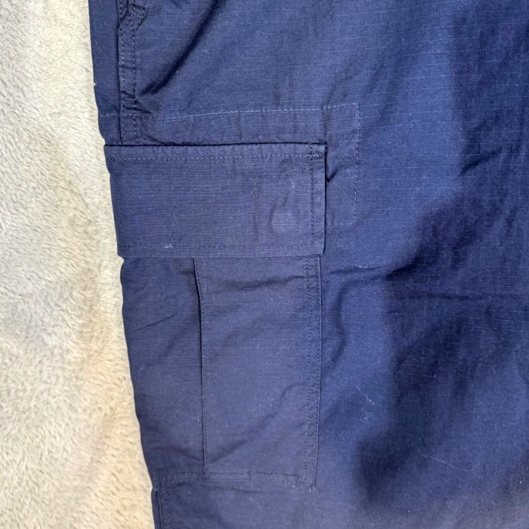 Levi's VINTAGE Levi's Men's Carrier Cargo Shorts 52 Navy 100% Cotton High-Rise Loose Fit Denim shorts Cargo Pocket, Casual Men, 52, Navy, Cotton, Levi's Size US 36 / EU 52 - 3 Thumbnail