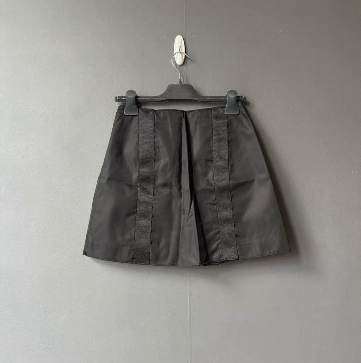 Prada Prada Triangle standard short skirt 2502-Nextarrow Size 27" / US 4 / IT 40 - 2 Thumbnail