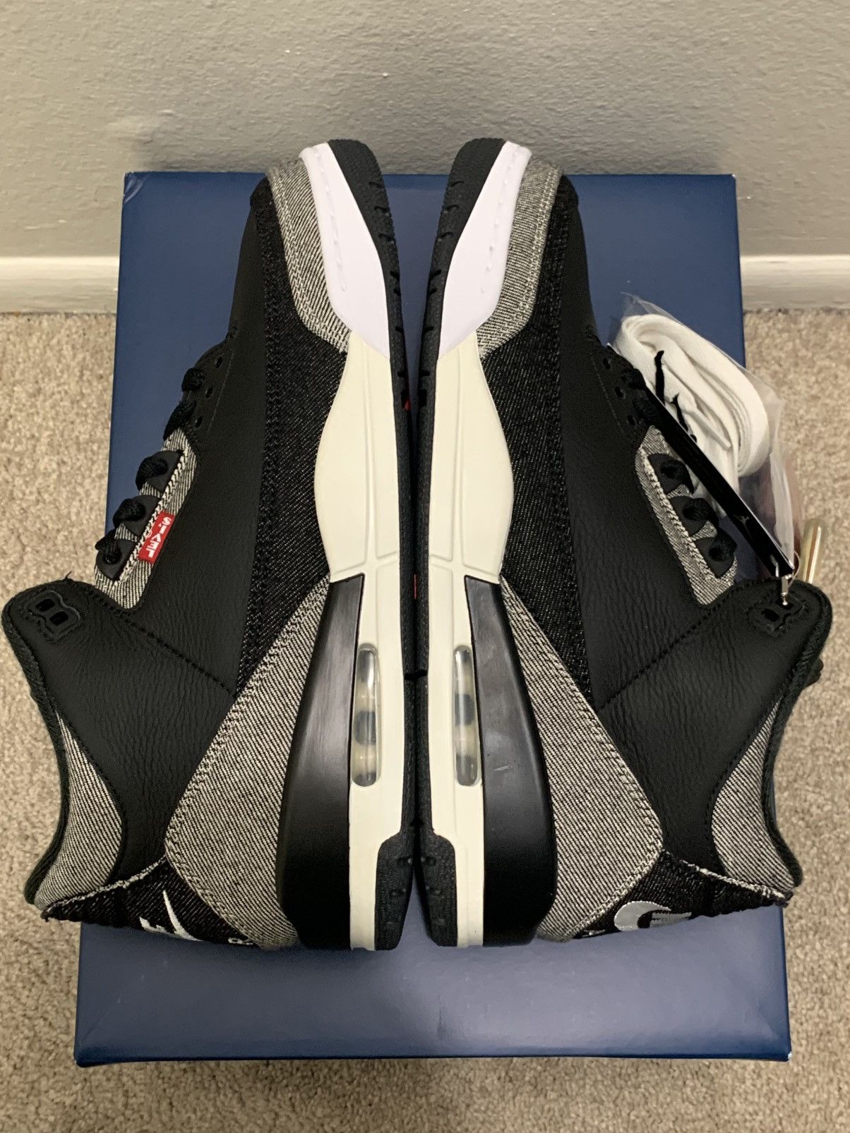 Jordan Brand × Levi's Jordan Retro 3 Levi’s Black Size 10.5 Style #IR0914-400 Size US 10.5 / EU 43-44 - 9 Thumbnail