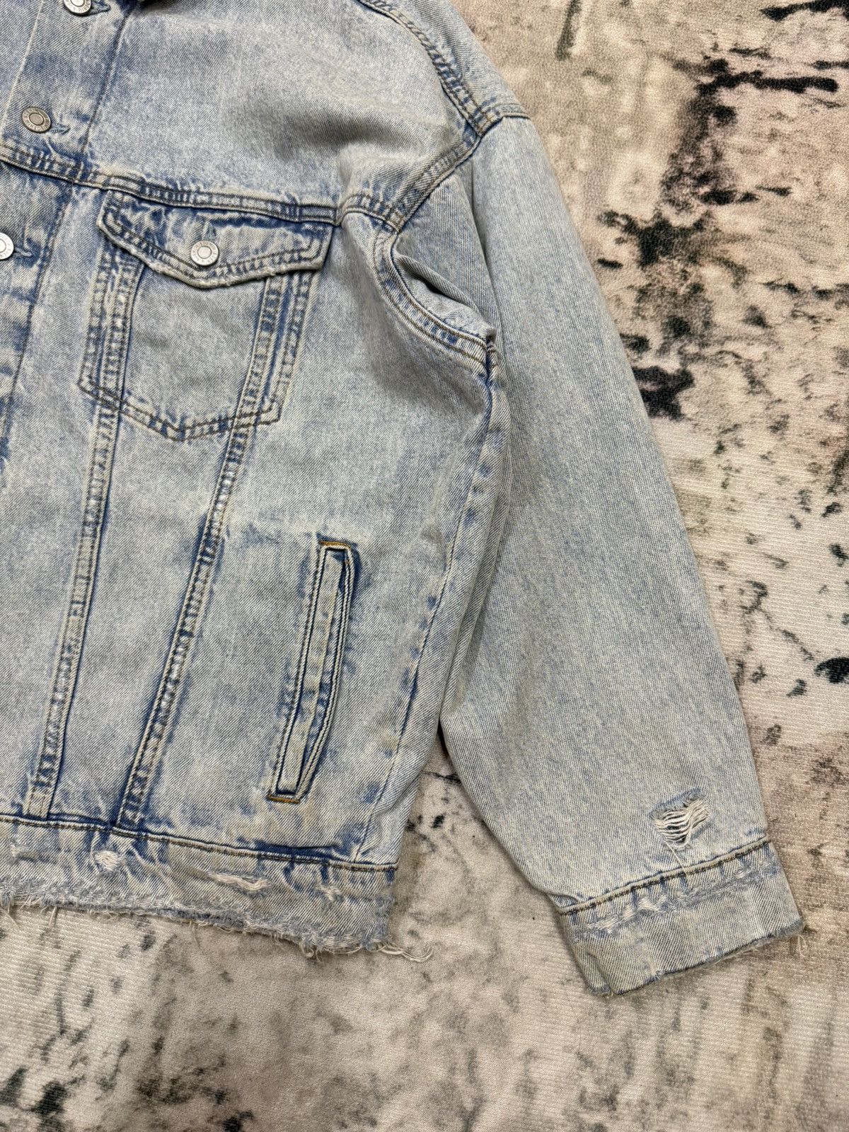 H&M & Denim Distressed Denim Jacket Size US M / EU 48-50 / 2 - 21 Thumbnail