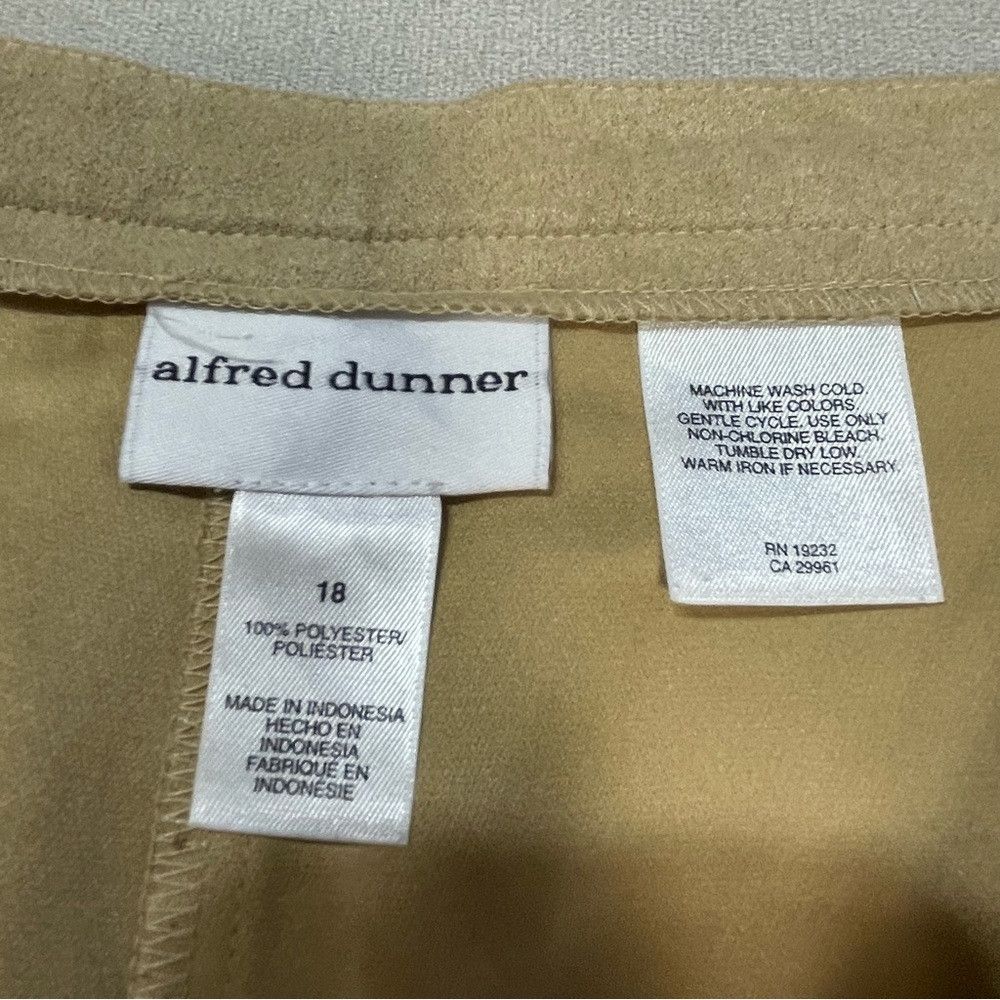 Other Alfred Dunner Beige Elastic Waist Faux Suede Pants Size 18 Size 40" / US 18 - 6 Thumbnail