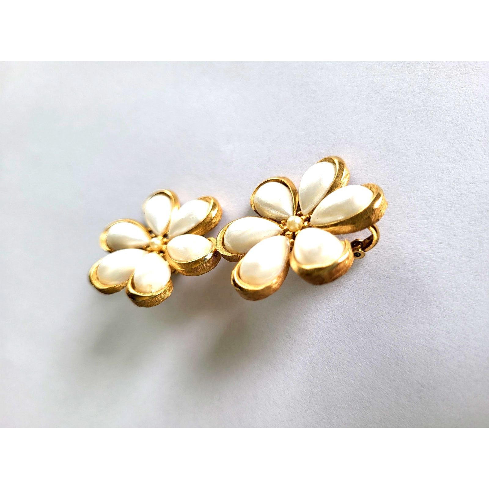 Other Vintage Crown Trifari 60s Milk Glass Flower Earrings Clip On Size ONE SIZE - 8 Thumbnail