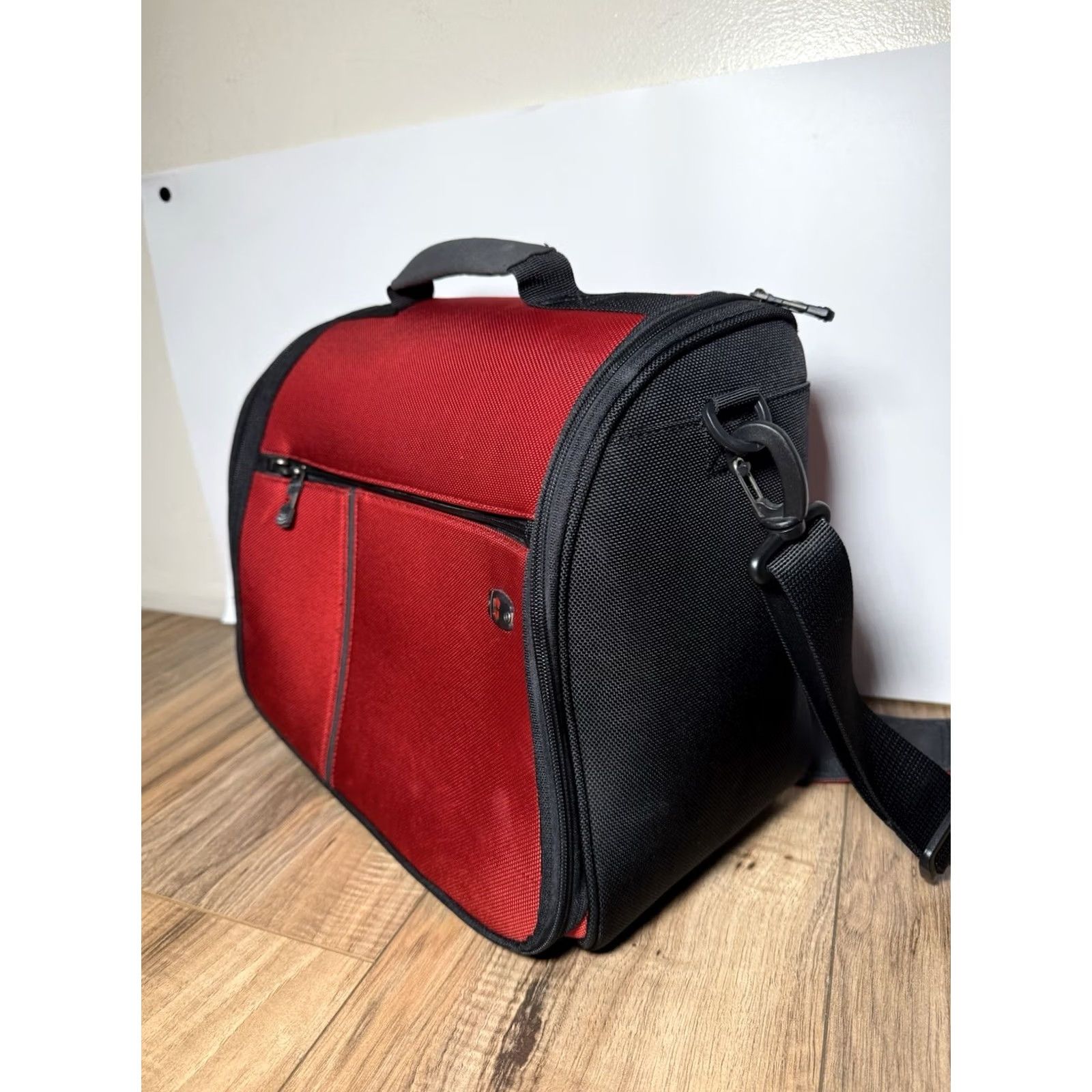 Victorinox VINTAGE Victorinox Werks Traveler 3.0 Small Shoulder Bag Mulberry Red Women Messenger Ballistic Nylon Excellent Condition Size ONE SIZE - 3 Thumbnail