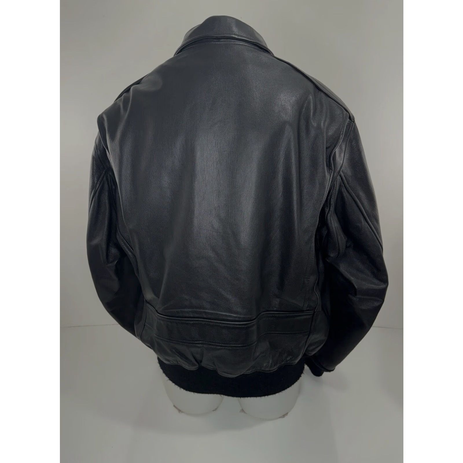 Vintage GIBSON & BARNES Heavy Duty 48 R Flight Bomber Zip In Liner LEATHER Pilot Jacket Jacket Mens Black Bomber American Airlines Style Birthday Decade 90s Size US M / EU 48-50 / 2 - 3 Thumbnail