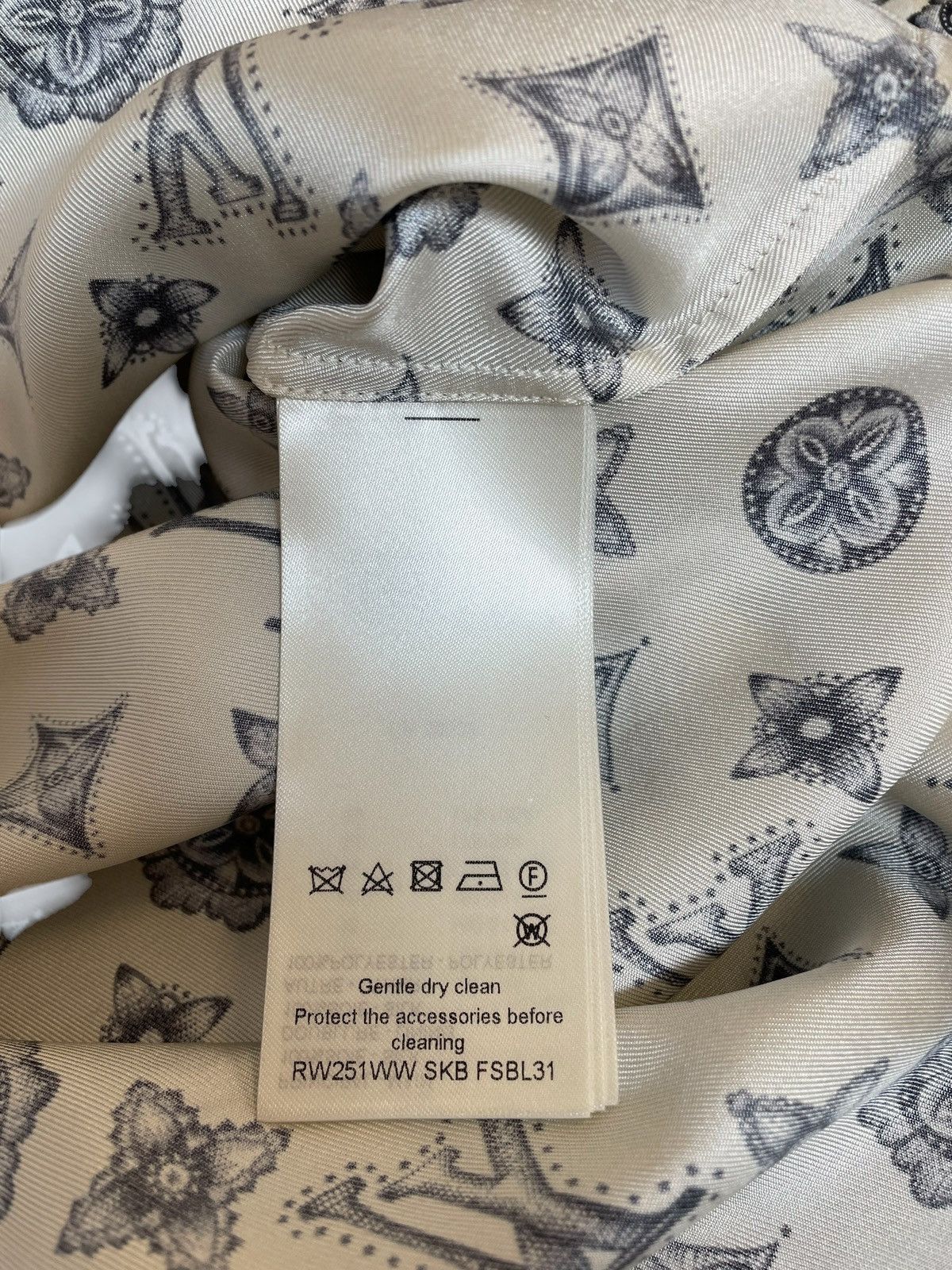 Louis Vuitton Louis Vuitton Monogram silk twill shirt, 38fr. Size S / US 4 / IT 40 - 9 Thumbnail