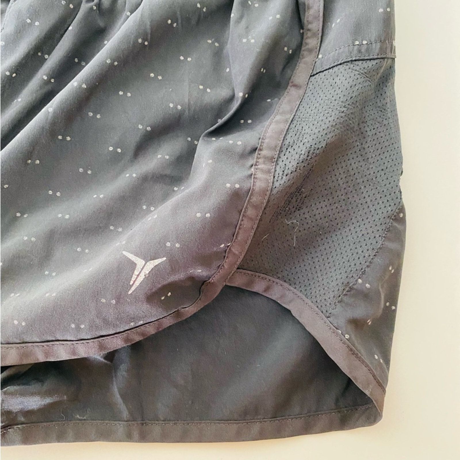 Old Navy OLD NAVY ACTIVE Black White Abstract Polka Dot Print Shorts Size 27" / US 4 / IT 40 - 2 Thumbnail