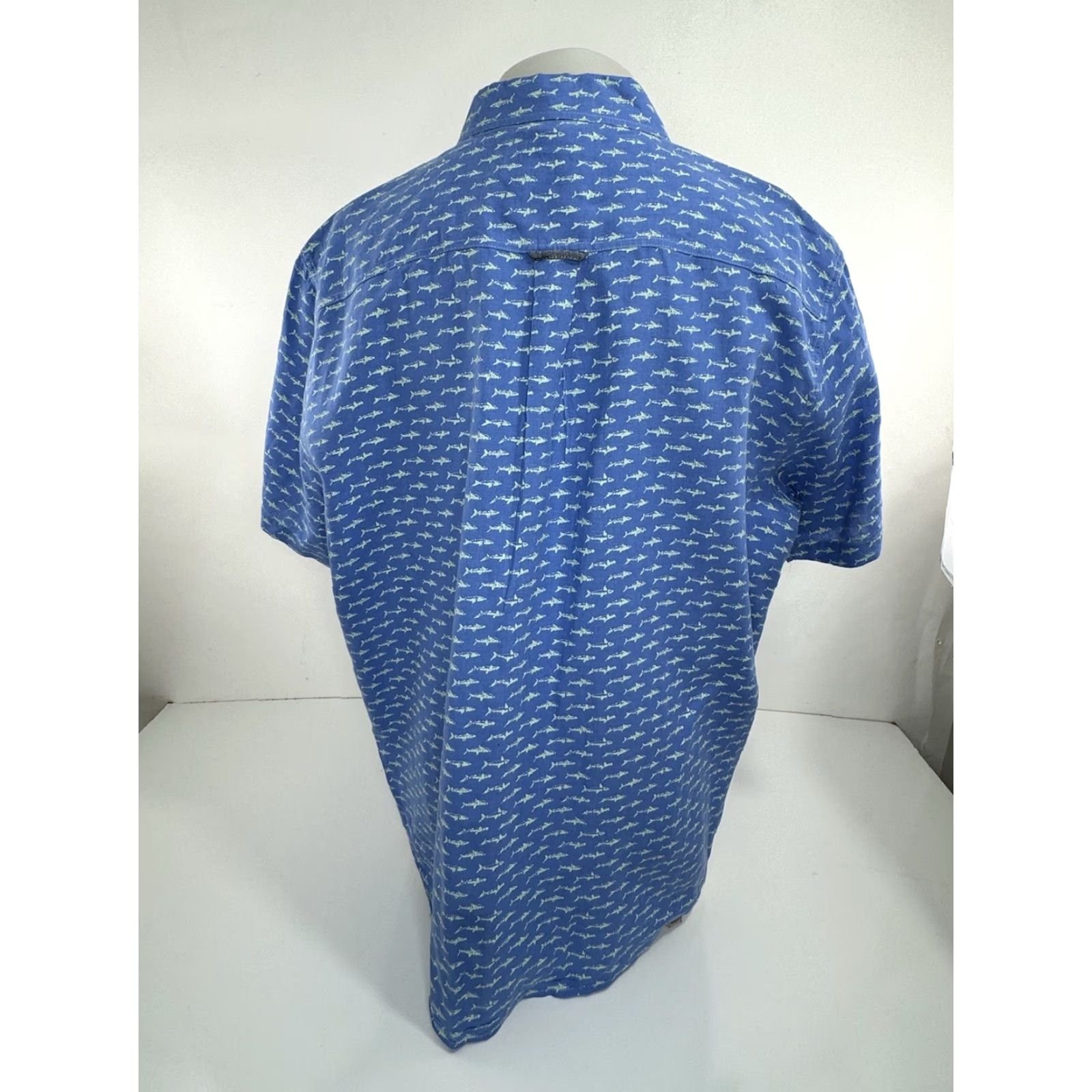 Carbon2Cobalt CARBON 2 COBALT LINEN Shark / Fish All Over XL Hawaiian Aloha Shirt Shirt Mens XL Blue Green Hawaiian 90s? (adjusted) Size US XL / EU 56 / 4 - 4 Thumbnail