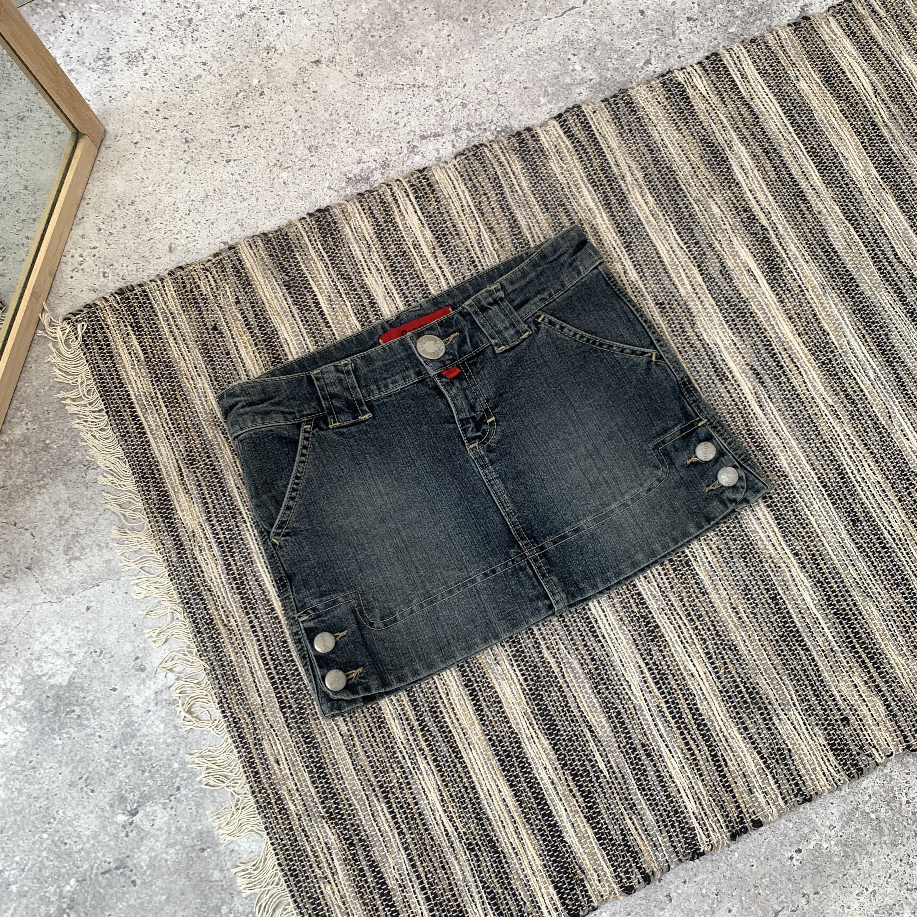 Japanese Brand Vintage Y2K Faded Women's Blue Denim Low Rise Mini Skirt Size 26" / US 2 / IT 38 - 3 Thumbnail
