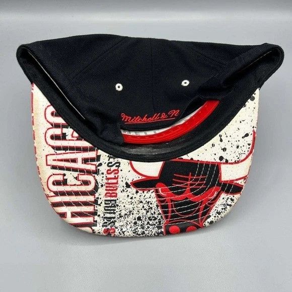 Mitchell & Ness Chicago Bulls Hat Men Black Big Logo Embroidered Snap Back Size ONE SIZE - 4 Thumbnail